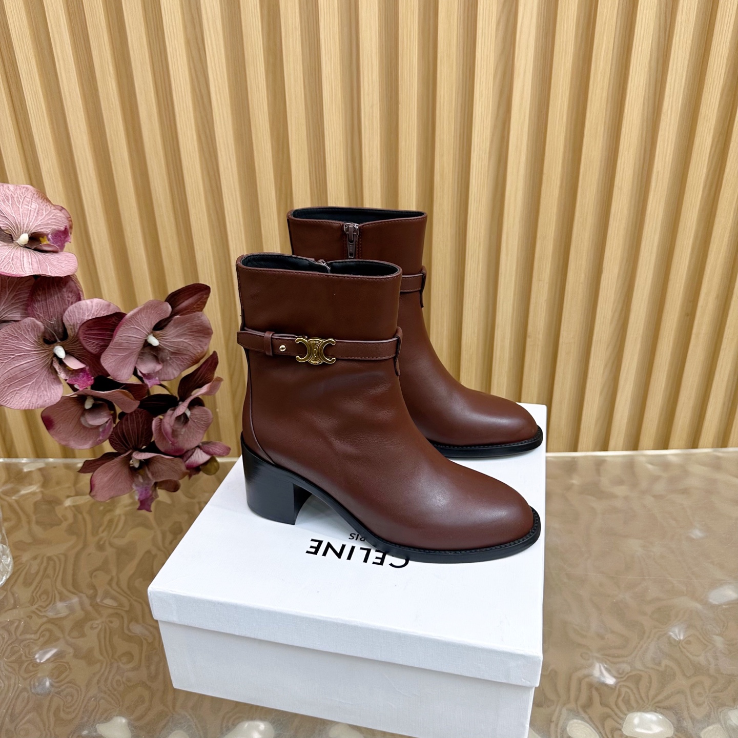 NO:559176,Purchasing agent level Arc de Triomphe CELINE top version of these naked boots from Celine Design details Arc de Triomphe endless buckle as decoration Super retro street style pointed toe super beautiful last streamline————————————. /About material./ FABRIC CONTENT Upper calfskin, lining sheepskin Outsole Painted genuine leather outsole /Size information./ SIZE  Female 35-39 (40.41 customized), boots, celine, boots, cowhide, sheepskin, Leather soles19860909代购级别凯旋门CELINE 顶级版本这款裸靴来自瑟琳 设计细节凯旋门无尽扣做点缀 超复古街头风 尖头超美楦头流线———————————— .  /关于材质./ FABRIC CONTENT 鞋面小牛皮 内里羊皮 大底烤漆真皮大底  /尺寸信息./ SIZE 女35-39（40.41定制）,靴子,celine,boots,cowhide,sheepskin,Leather soles,Women's Shoes