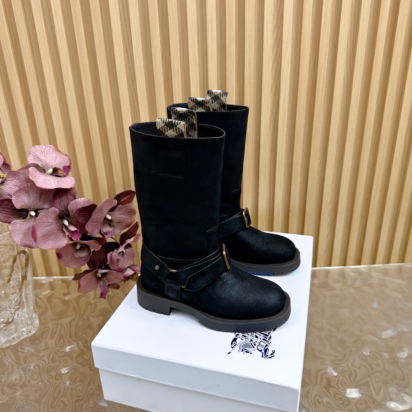 NO:559173,Burberry 2025 Autumn and Winter new Martin boots, newly upgraded Martin boots, upgraded and re-engraved, original reproductions ———————————— Made of waxed cowhide material, retro texture, matched with Burberry hardware buckle, full of temperament, embellished with Burberry classic checkered cloth strips on the inside. This motorcycle Martin boots is well worth buying, a must-have for autumn and winter trends. Fabric, waxed cowhide, cowhide lining, outsole, Italian genuine leather combination sole.  Size 35-40 (customized at 40.41) Original packaging, boots, burberry, burberry, boots, cowhide19860909巴宝莉Burberry2025秋冬 新款马丁靴全新升级马丁短靴 升级改造 原版复刻 ———————————— 采用打蜡牛皮材质打造 复古的质感 搭配巴宝莉五金扣 尽显气质 内里点缀巴宝莉经典方格布条 这款机车马丁靴 非常值得入手 秋冬潮流必备  面料打蜡牛皮  内里牛皮里  大底意大利真皮组合底  码数35-40（40.41定制）  包装原板包装,靴子,burberry,burberry,boots,cowhide,Women's Shoes