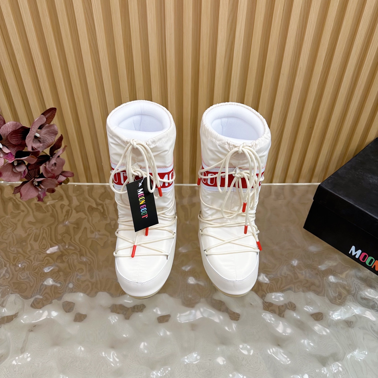 NO:612736,G178 Moon Boot/ 2025 latest vs the latest snow boots for autumn and winter, ugly and furry snow boots. Forget UGG, fashionable people are wearing Moon Boot snow boots. If you find it difficult to accept the revival of UGG, there is now a more alternative snow boot that is back. It is 4 cm taller. It is the Moon Boot. It was already very popular in the millennium. Paris Hilton and Victoria Beckham celebrities often wore it. Now the Y2K trend is popular again.  The same cute snow boots worn by young children in the QQ show have become popular again. Regardless of gender, looking at the Big Mac looks slim and warm, easy to wear. Fabric: Matching waterproof material. Lining: Silk cotton liner. Feet: Silk cotton liner. Outsole: Thermoplastic rubber. Bottom thickness: 4cm. Size: 35-44 (44 customized items are not returnable). Packaging: Original full set of packaging.  Color: official website updated simultaneously, snow boots, boots19860909G178Moon Boot/ 2025最新vs秋冬最新款雪地靴系丑萌毛毛雪地靴 忘了UGG吧,时髦人都在穿Moon Boot雪地靴 如果你难以接受UGG的复兴那现在有一款更另类的雪地靴又杀回来了内增高4 cm就是Moon Boot月亮靴 在千禧年就已经非常火了当年paris hilton、victoria beckham名人经常穿它,如今Y2K风潮再次流行 痞幼同款QQ秀穿搭万人大秀的丑萌雪地靴重新翻红 不分男女不分左右看着巨无霸巨显瘦还暖和好穿 面料: 对版防水材质 内里: 丝绵内胆 垫脚: 丝绵内胆 大底: 热塑性橡胶 底厚:4cm 码数:35-44(44定制不退换） 包装:原版全套包装 颜色:官网同步更,雪地靴,boots,Women's Shoes