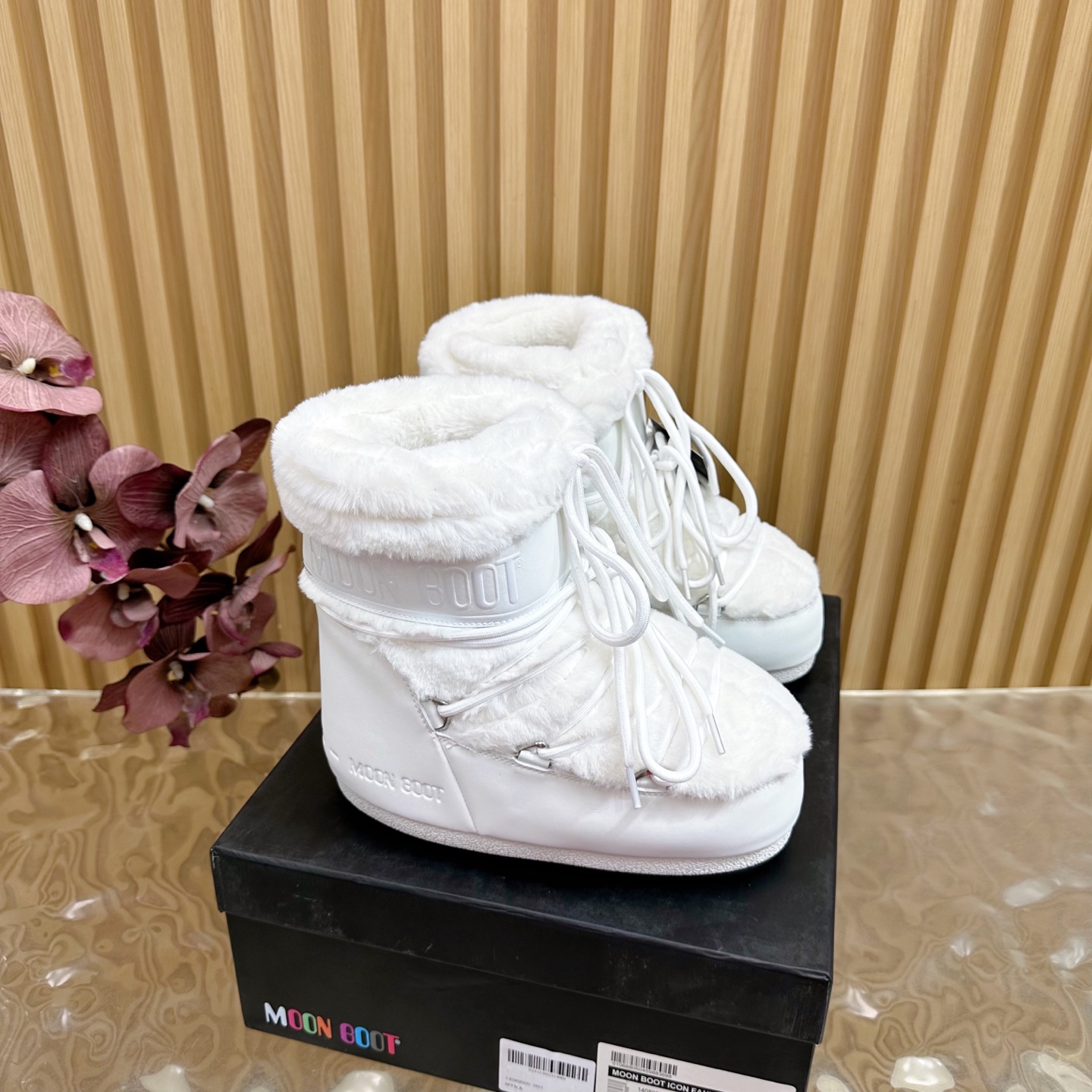 NO:612710,G178 Moon Boot/ 2025 latest vs the latest snow boots for autumn and winter, ugly and furry snow boots. Forget UGG, fashionable people are wearing Moon Boot snow boots. If you find it difficult to accept the revival of UGG, there is now a more alternative snow boot that is back. It is 4 cm taller. It is the Moon Boot. It was already very popular in the millennium. Paris Hilton and Victoria Beckham celebrities often wore it. Now the Y2K trend is popular again.  The same cute snow boots worn by young children in the QQ show have become popular again. Regardless of gender, looking at the Big Mac looks slim and warm, easy to wear. Fabric: Matching waterproof material. Lining: Silk cotton liner. Feet: Silk cotton liner. Outsole: Thermoplastic rubber. Bottom thickness: 4cm. Size: 35-44 (44 customized items are not returnable). Packaging: Original full set of packaging.  Color: official website updated simultaneously, snow boots, boots19860909G178Moon Boot/ 2025最新vs秋冬最新款雪地靴系丑萌毛毛雪地靴 忘了UGG吧,时髦人都在穿Moon Boot雪地靴 如果你难以接受UGG的复兴那现在有一款更另类的雪地靴又杀回来了内增高4 cm就是Moon Boot月亮靴 在千禧年就已经非常火了当年paris hilton、victoria beckham名人经常穿它,如今Y2K风潮再次流行 痞幼同款QQ秀穿搭万人大秀的丑萌雪地靴重新翻红 不分男女不分左右看着巨无霸巨显瘦还暖和好穿 面料: 对版防水材质 内里: 丝绵内胆 垫脚: 丝绵内胆 大底: 热塑性橡胶 底厚:4cm 码数:35-44(44定制不退换） 包装:原版全套包装 颜色:官网同步更新,雪地靴,boots,Women's Shoes