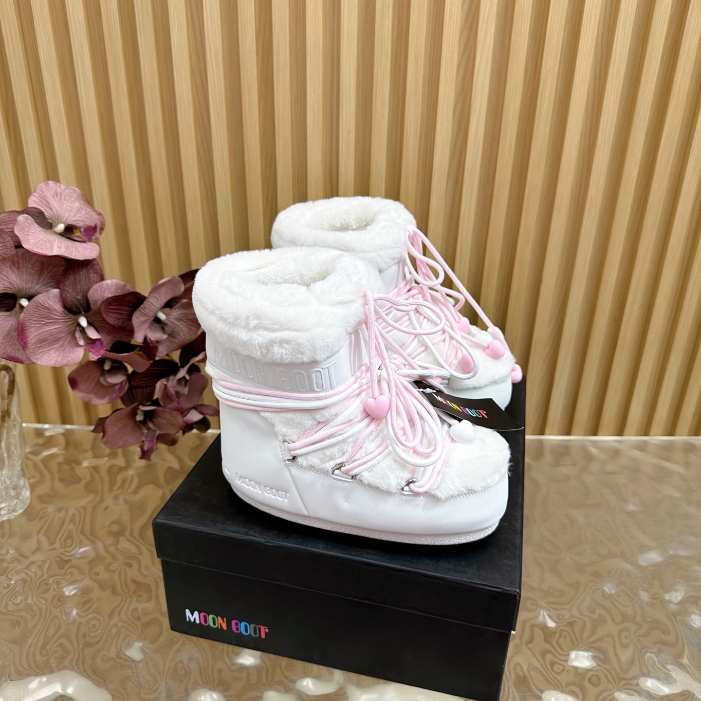 NO:612711,High 20G178 Moon Boot/ 2025 latest vs the latest autumn and winter snow boots, ugly and furry snow boots. Forget UGG, fashionable people are wearing Moon Boot snow boots. If you find it difficult to accept the revival of UGG, there is now a more alternative snow boot that has come back and is 4 cm taller. It is the Moon Boot. It was already very popular in the millennium. Back then, Paris Hilton and Victoria  Beckham celebrities often wear it, and now the Y2K trend is popular again. The cute snow boots worn by young children in the QQ show and thousands of people have become popular again. Regardless of gender, the Big Mac looks slim and warm and easy to wear. Fabric: Matched waterproof material Lining: Silk cotton liner Foot: Silk cotton liner Outsole: Thermoplastic rubber Bottom thickness: 4cm Size: 35-44 (44 customization is not returnable)  Packaging: original full set of packaging Color: official website updated simultaneously, snow boots, boots19860909高20G178Moon Boot/ 2025最新vs秋冬最新款雪地靴系丑萌毛毛雪地靴 忘了UGG吧,时髦人都在穿Moon Boot雪地靴 如果你难以接受UGG的复兴那现在有一款更另类的雪地靴又杀回来了内增高4 cm就是Moon Boot月亮靴 在千禧年就已经非常火了当年paris hilton、victoria beckham名人经常穿它,如今Y2K风潮再次流行 痞幼同款QQ秀穿搭万人大秀的丑萌雪地靴重新翻红 不分男女不分左右看着巨无霸巨显瘦还暖和好穿 面料: 对版防水材质 内里: 丝绵内胆 垫脚: 丝绵内胆 大底: 热塑性橡胶 底厚:4cm 码数:35-44(44定制不退换） 包装:原版全套包装 颜色:官网同步更新,雪地靴,boots,Women's Shoes