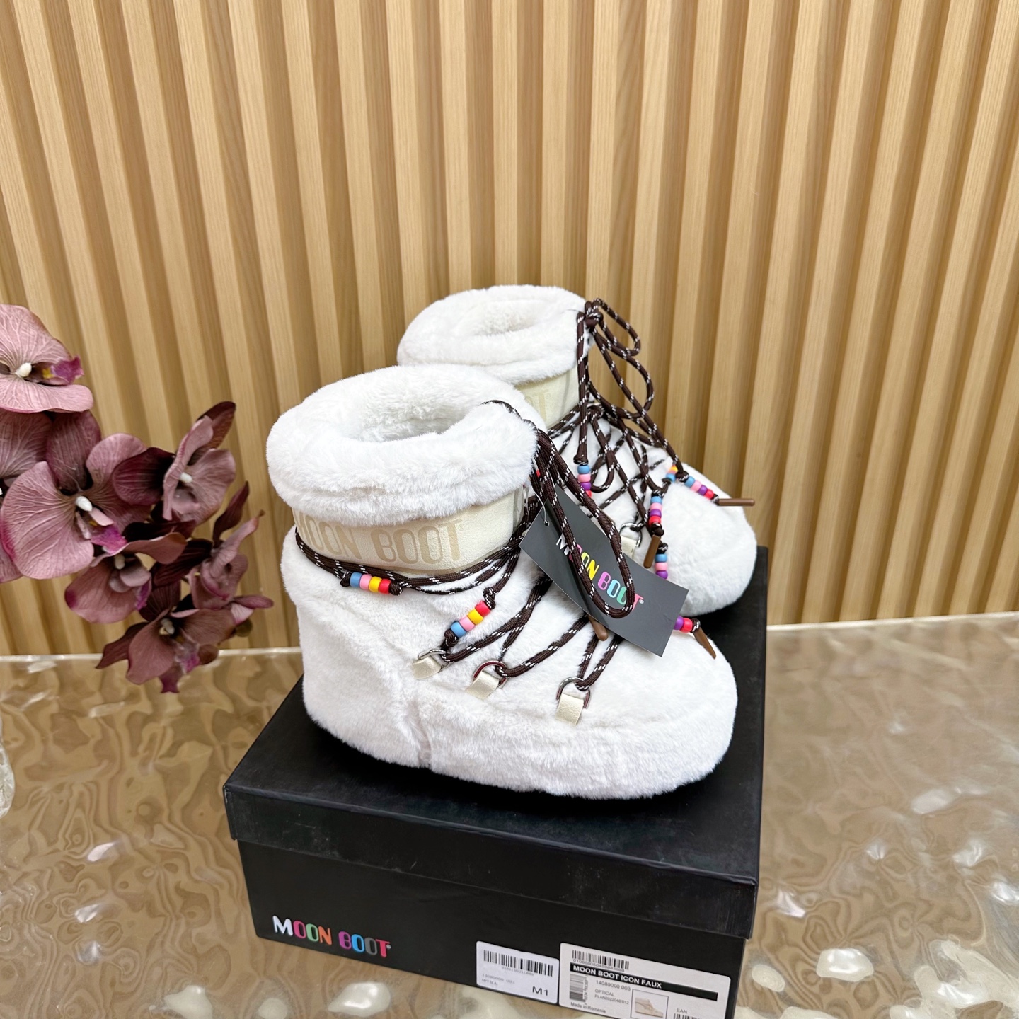 NO:612726,All-hair G178 Moon Boot/ 2025 latest vs the latest autumn and winter snow boots, ugly and furry snow boots. Forget UGG, fashionable people are wearing Moon Boot snow boots. If you find it difficult to accept the revival of UGG, then there is a more alternative snow boot that is back and 4 cm taller. It is the Moon Boot. It was already very popular in the millennium. Paris Hilton, Victoria  Beckham celebrities often wear it, and now the Y2K trend is popular again. The cute snow boots worn by young children in the QQ show and thousands of people have become popular again. Regardless of gender, the Big Mac looks slim and warm and easy to wear. Fabric: Real wool Lining: Silk cotton liner Foot: Silk cotton liner Outsole: Thermoplastic rubber Bottom thickness: 4cm Size: 35-44 (44 customization is not returnable)  Packaging: original full set of packaging Color: official website updated simultaneously, snow boots, boots19860909全毛G178Moon Boot/ 2025最新vs秋冬最新款雪地靴系丑萌毛毛雪地靴 忘了UGG吧,时髦人都在穿Moon Boot雪地靴 如果你难以接受UGG的复兴那现在有一款更另类的雪地靴又杀回来了内增高4 cm就是Moon Boot月亮靴 在千禧年就已经非常火了当年paris hilton、victoria beckham名人经常穿它,如今Y2K风潮再次流行 痞幼同款QQ秀穿搭万人大秀的丑萌雪地靴重新翻红 不分男女不分左右看着巨无霸巨显瘦还暖和好穿 面料: 真毛 内里: 丝绵内胆 垫脚: 丝绵内胆 大底: 热塑性橡胶 底厚:4cm 码数:35-44(44定制不退换） 包装:原版全套包装 颜色:官网同步更新,雪地靴,boots,Women's Shoes