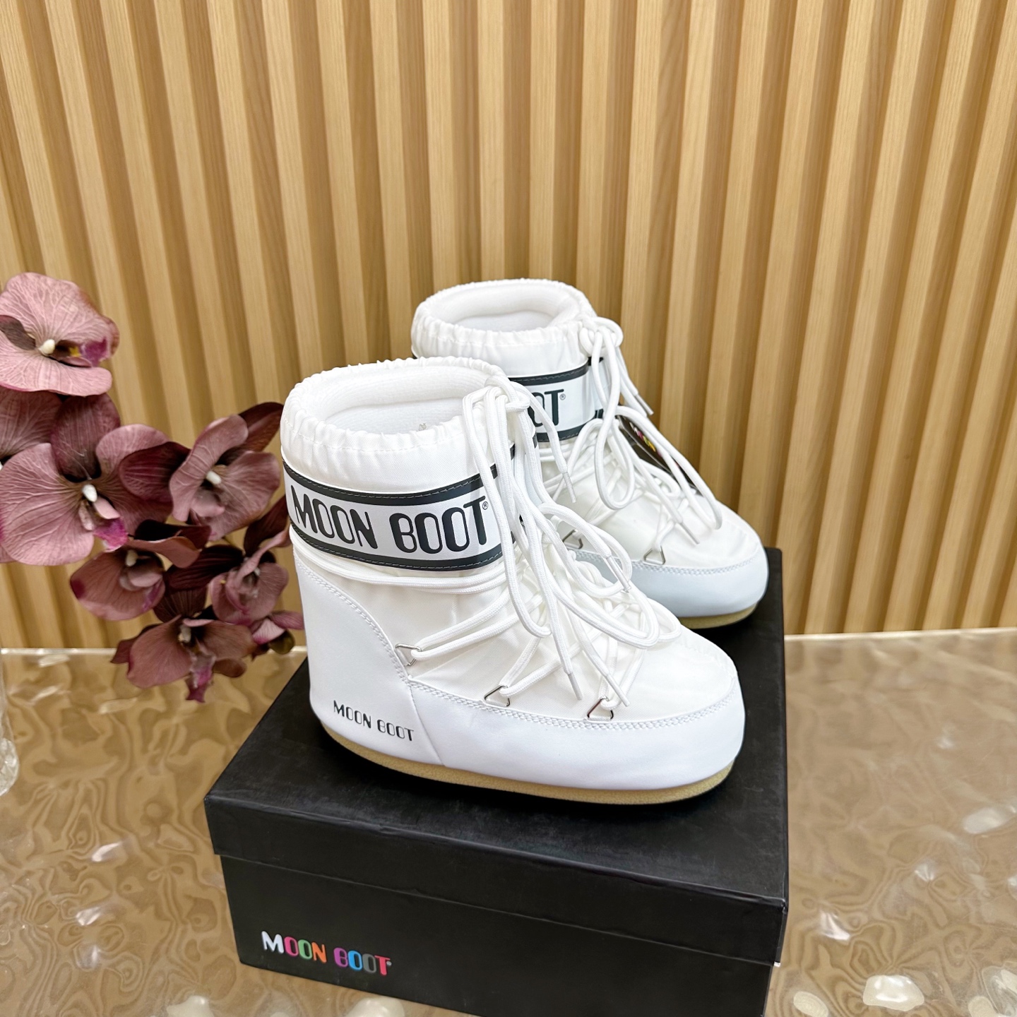 NO:559167,Purchasing-grade Moon Boot5 is the latest snow boots series for autumn and winter... Ugly snow short boots. Forget UGG, fashionable people are wearing Moon Boot snow boots. If you find it difficult to accept the revival of UGG, then there is a more alternative snow boot that is back. It is 4 cm taller. That is the Moon Boot. It was already very popular in the millennium. Paris Hilton, Victoria Beckham and other celebrities often wore it, and now the Y2K trend is popular again.  The same QQ show outfit worn by young children. The ugly snow boots that have been shown by thousands of people have become popular again. No matter whether they are men or women, they look slim and warm and easy to wear. Fabric: 70 cotton and 30 plastic. Lining: Silk cotton liner. Feet: Silk cotton liner. Outsole: Thermoplastic rubber. Sole thickness: 4cm.   Size#35-43 (41 42 43 customization is not returnable), snow boots, boots19860909代购级 Moon Boot5秋冬最新款雪地靴系列……丑萌雪地短靴 忘了UGG吧,时髦人都在穿Moon Boot雪地靴 如果你难以接受UGG的复兴 那现在有一款更另类的雪地靴又杀回来了 内增高4 cm那就是Moon Boot月亮靴 在千禧年就已经非常火了 当年paris hilton、victoria beckham 等名人经常穿它,如今Y2K风潮再次流行 痞幼同款QQ秀穿搭 万人大秀的丑萌雪地靴重新翻红 不分男女不分左右 看着巨无霸巨显瘦还暖和好穿 面料: 70棉纶30塑料 内里: 丝绵内胆 垫脚: 丝绵内胆 大底: 热塑性橡胶 底厚:4cm Size#35-43（41 42 43定制不退换）,雪地靴,boots,Women's Shoes