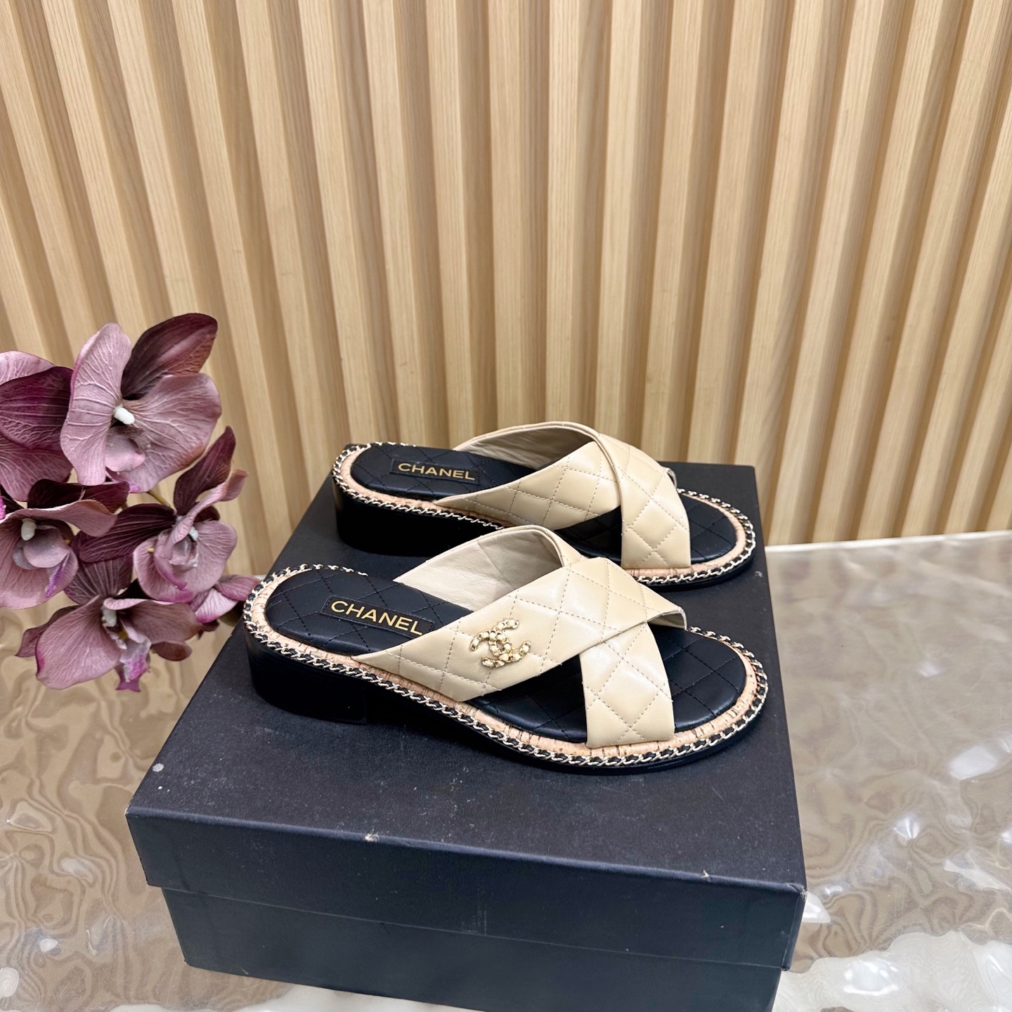 NO:559156,2025 new chain series single product CHANEL Chanel 25K spring and summer new product Chain double C sandals slippers/sandals ———————————— Chain sandals are a big hit this year. I have been impressed by its beauty, casual and natural, and has the classic overbearing of the fragrance family. From leather to hardware, it is full of high-end feeling, comfortable and fashionable on the feet!  The fabric is made of mixed sheepskin, silk sheepskin lining, Italian cowhide outsole, size: 35-39 (customized 40/41), slippers, chanel, chanel, chanel, sandals, slippers, cowhide, sheepskin198609092025新款链条系列单品CHANEL香奈儿25K春夏新品 链条双C凉鞋拖鞋/凉鞋 ———————————— 链条凉鞋今年的大爆款 已被它的美貌折服得随性自然 又有香家经典的霸道 从皮质到五金满满的高级感 上脚舒适又洋气！ 面料采用进混种羊皮 内里踮脚丝绸羊皮 大底意大利牛皮大底 码数: 35-39 (40/41定制),拖鞋,chanel,chanel,chanel,sandals,slippers,cowhide,sheepskin,Women's Shoes
