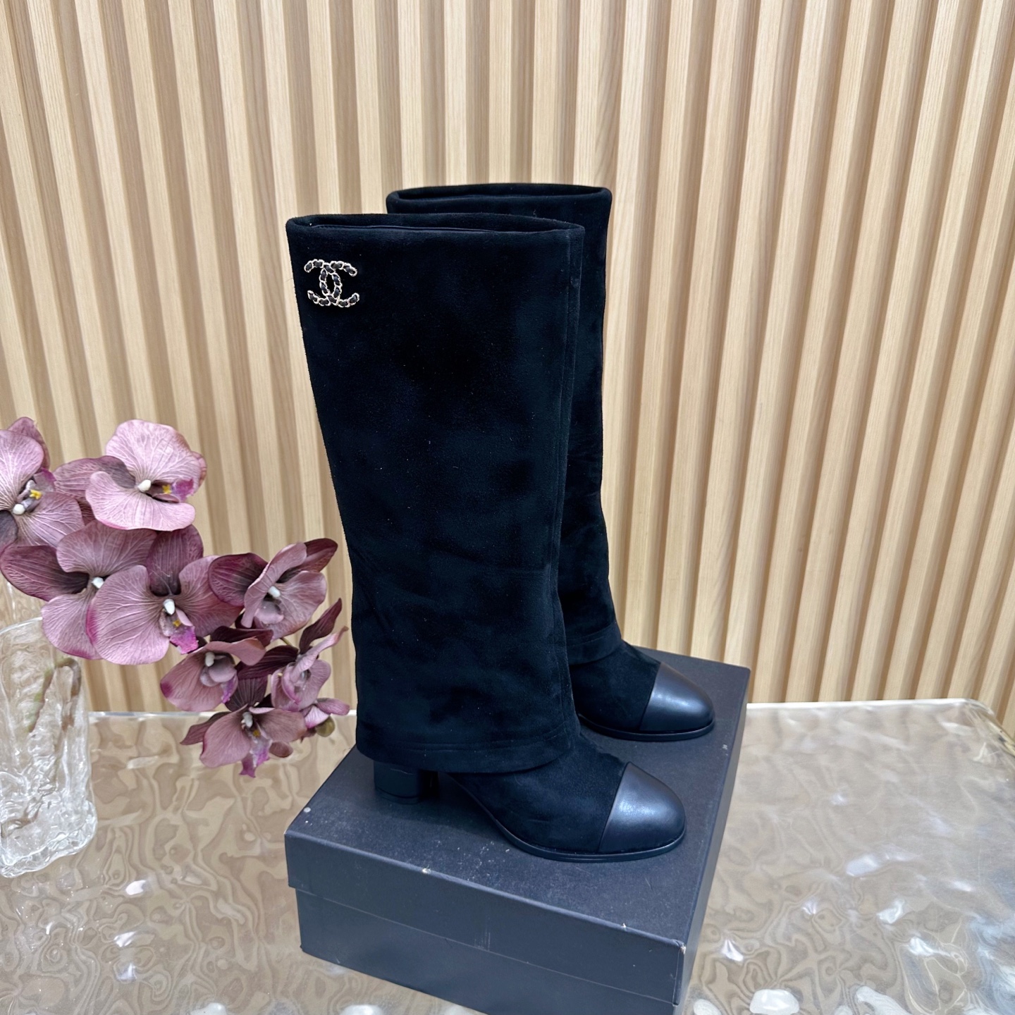 NO:561132,2025 Autumn and Winter New CHANEL Xiaoxiang Autumn and Winter New Large Chain Color Matching Thick Heel Trouser Boots ————————————— Iconic large chain design, a classic twist!  The rough yet exquisite metal chain surrounds the boot shaft, achieving a delicate balance between toughness and femininity, creating an impactful fashion spark. When walking, the chain gently sways with the steps, making a pleasant sound, showing a natural and unrestrained movement. The ingenious design of the mid-heel ensures the comfort of wearing, whether it is paired with simple wide-leg pants to create a casual and atmospheric workplace style, or paired with short skirts and shorts to show a playful sense of youthful vitality.  Or pair it with slim-fitting jeans to demonstrate a casual and fashionable urban style. Every step is based on the aesthetic point. It is a 'hard item' that can be worn in the wardrobe for ten years. The fabric is made of original Yang Jing. The lining of the feet is all lambskin. The outsole is imported from Italy.   size35-39 (40/41 customized), boots, chanel, boots, skirts, shorts, jeans, cowhide, sheepskin, sheep198609092025秋冬新款 CHANEL小香秋冬新品大链条拼色 粗跟裤管靴 ————————————— 标志性的大链条设计,把经典玩出花！ 粗旷却不失精致的金属链条环绕靴筒 在硬朗与柔美间达到精妙平衡 碰撞出极具冲击力的时尚火花. 行走时 链条随着步伐轻轻晃动 发出悦耳声响 举手投足间尽显潇洒不羁 . 中跟的巧妙设计 既保证了穿着的舒适度 无论是搭配简约的阔腿裤 营造随性大气的职场风格 还是与短裙短裤相配 展露青春活力的俏皮感 亦或是配上修身牛仔裤 演绎休闲时尚的都市风情, 每一步都踩在审美点上 是衣橱里能穿十年的“硬货” 面料采用原版羊京 内里垫脚均为小羊皮 意大利进口牛皮大底 size35-39（40/41定制）,靴子,chanel,boots,skirts,shorts,jeans,cowhide,sheepskin,sheep,Women's Shoes