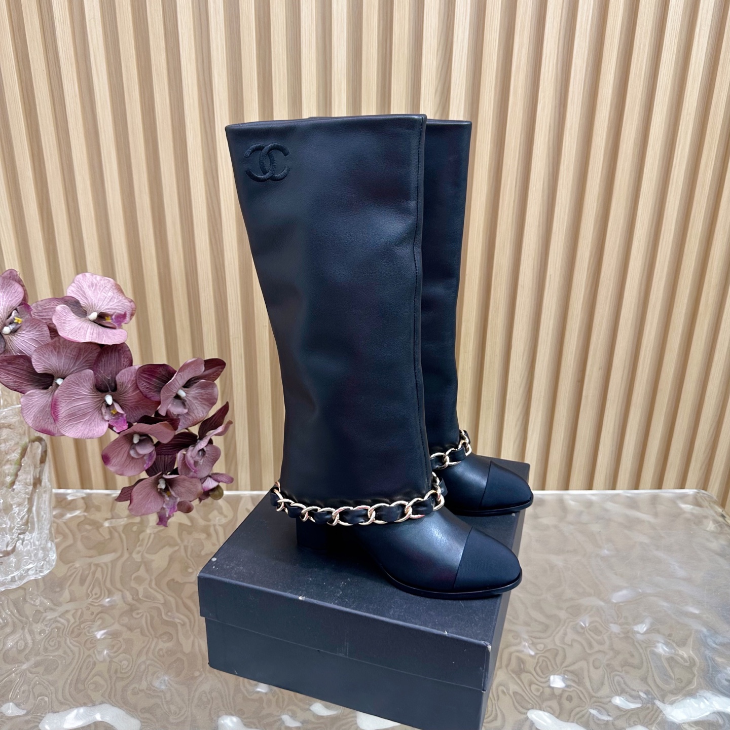 NO:561171,2025 Autumn and Winter New CHANEL Xiaoxiang Autumn and Winter New Large Chain Color Matching Thick Heel Trouser Boots ————————————— Iconic large chain design, a classic twist!  The rough yet exquisite metal chain surrounds the boot shaft, achieving a delicate balance between toughness and femininity, creating an impactful fashion spark. When walking, the chain gently sways with the steps, making a pleasant sound, showing a natural and unrestrained movement. The ingenious design of the mid-heel ensures the comfort of wearing, whether it is paired with simple wide-leg pants to create a casual and atmospheric workplace style, or paired with short skirts and shorts to show a playful sense of youthful vitality.  Or pair it with slim-fitting jeans to create a casual and fashionable urban style. Every step is based on aesthetics. It is a 'hard item' that can be worn in the wardrobe for ten years. The fabric is made of original cowhide, the lining and feet are all lambskin, and the cowhide outsole is imported from Italy.   size35-39 (40/41 customized), boots, chanel, boots, skirts, shorts, jeans, cowhide, sheepskin198609092025秋冬新款 CHANEL小香秋冬新品大链条拼色 粗跟裤管靴 ————————————— 标志性的大链条设计,把经典玩出花！ 粗旷却不失精致的金属链条环绕靴筒 在硬朗与柔美间达到精妙平衡 碰撞出极具冲击力的时尚火花. 行走时 链条随着步伐轻轻晃动 发出悦耳声响 举手投足间尽显潇洒不羁 . 中跟的巧妙设计 既保证了穿着的舒适度 无论是搭配简约的阔腿裤 营造随性大气的职场风格 还是与短裙短裤相配 展露青春活力的俏皮感 亦或是配上修身牛仔裤 演绎休闲时尚的都市风情, 每一步都踩在审美点上 是衣橱里能穿十年的“硬货” 面料采用原版牛皮 内里垫脚均为小羊皮 意大利进口牛皮大底 size35-39（40/41定制）,靴子,chanel,boots,skirts,shorts,jeans,cowhide,sheepskin,Women's Shoes