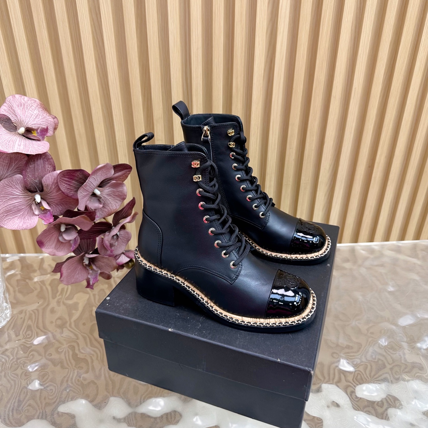 NO:559154,2025 Autumn and Winter New CHANEL Xiaoxiang Autumn and Winter New Large Chain Color Matching Thick Heel Trouser Boots ————————————— Iconic large chain design, a classic twist!  The rough yet exquisite metal chain surrounds the boot shaft, achieving a delicate balance between toughness and femininity, creating an impactful fashion spark. When walking, the chain gently sways with the steps, making a pleasant sound, showing a natural and unrestrained movement. The ingenious design of the mid-heel ensures the comfort of wearing, whether it is paired with simple wide-leg pants to create a casual and atmospheric workplace style, or paired with short skirts and shorts to show a playful sense of youthful vitality.  Or pair it with slim-fitting jeans to create a casual and fashionable urban style. Every step is based on aesthetics. It is a 'hard item' that can be worn in the wardrobe for ten years. The fabric is made of original cowhide, the lining and feet are all lambskin, and the cowhide outsole is imported from Italy.   size35-39 (40/41 customized), boots, chanel, boots, skirts, shorts, jeans, cowhide, sheepskin198609092025秋冬新款 CHANEL小香秋冬新品大链条拼色 粗跟裤管靴 ————————————— 标志性的大链条设计,把经典玩出花！ 粗旷却不失精致的金属链条环绕靴筒 在硬朗与柔美间达到精妙平衡 碰撞出极具冲击力的时尚火花. 行走时 链条随着步伐轻轻晃动 发出悦耳声响 举手投足间尽显潇洒不羁 . 中跟的巧妙设计 既保证了穿着的舒适度 无论是搭配简约的阔腿裤 营造随性大气的职场风格 还是与短裙短裤相配 展露青春活力的俏皮感 亦或是配上修身牛仔裤 演绎休闲时尚的都市风情, 每一步都踩在审美点上 是衣橱里能穿十年的“硬货” 面料采用原版牛皮 内里垫脚均为小羊皮 意大利进口牛皮大底 size35-39（40/41定制）,靴子,chanel,boots,skirts,shorts,jeans,cowhide,sheepskin,Women's Shoes