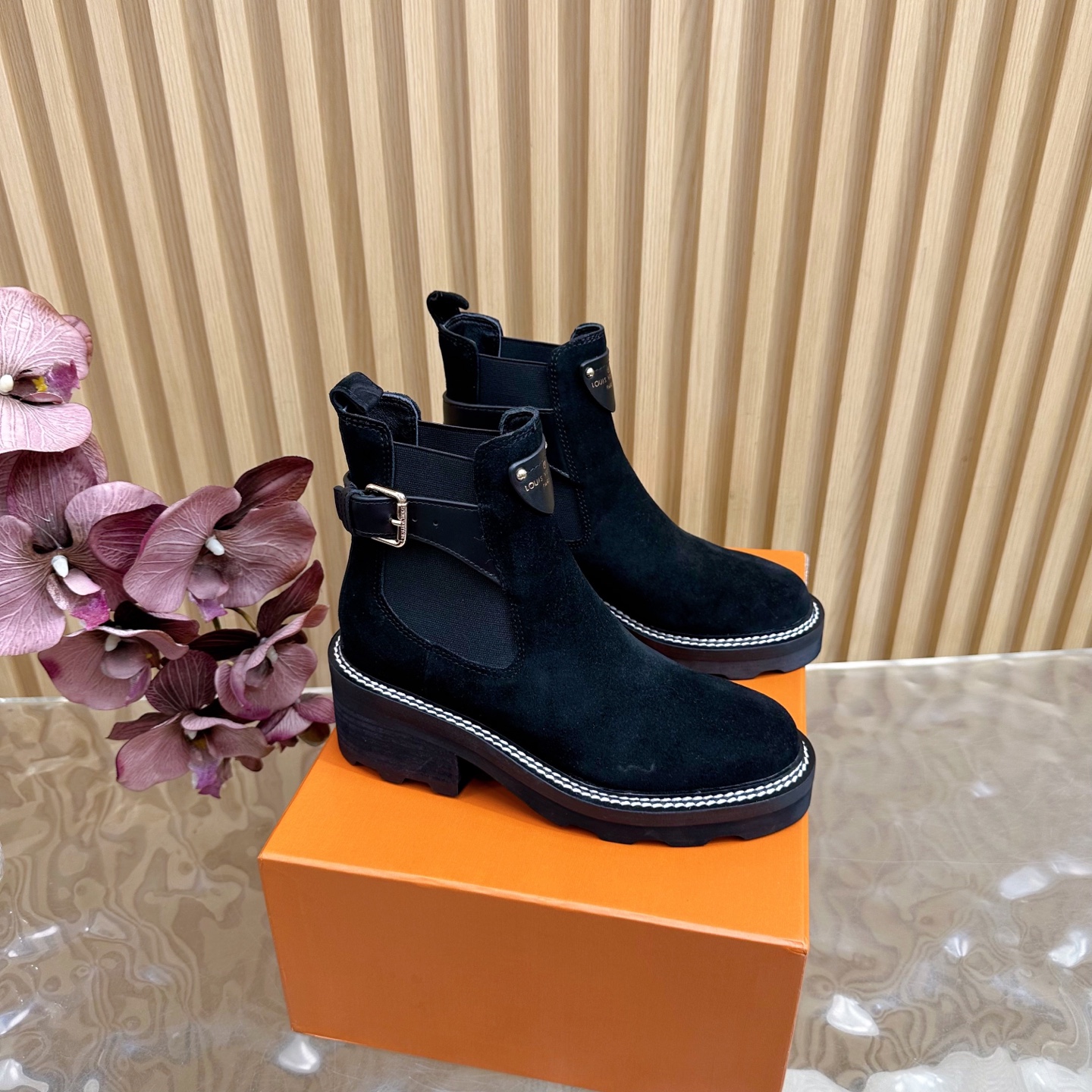 NO:559150,Purchasing agent level!  Fully matching package This LV Beaubourg ankle boots are made of suede calf leather for a silky soft texture, and are integrated into a thick heel and lightweight micro outsole for an easy-to-wear design. The elastic side panels continue the classic elements of Chelsea boots, the strap details tell the inspiration of the ready-to-wear collection, and the leather label is embossed with the Louis Vuitton logo. Material imported nubuck leather Lining: Sheepskin lining Outsole Elastic foam outsole Very light, not tiring and wear-resistant Heel height: 4cm Shoe size:  35-40 (40.41 custom-made, non-refundable), boots, louis vuitton, louis vuitton, boots, cowhide, sheepskin19860909代购级！全配套包装 本款 LV Beaubourg 及踝靴以绒面牛皮革彰显丝软质感,为易于穿脱的设计融入厚实鞋跟和轻盈微型外底.弹力侧围延续切尔西靴的经典元素,饰带细节讲述成衣系列的灵感启发,皮革标签压印路易威登标识. 材料进口磨砂皮 内里: 羊皮内里 大底弹力发泡大底 很轻不累脚而且耐磨 跟高:4cm 鞋码: 35-40(40.41定做不退换),靴子,louis vuitton,louis vuitton,boots,cowhide,sheepskin,Women's Shoes