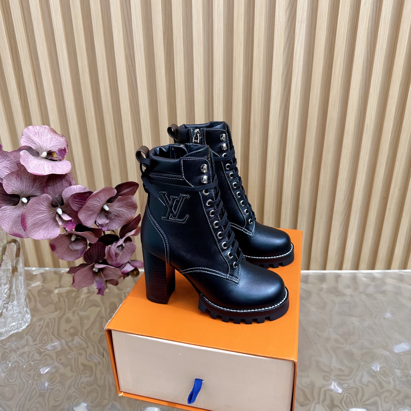 NO:559135,2025 autumn and winter high version of LV Jialu brand, the latest high-heeled boots in autumn and winter, classics ———————————— High version, super authentic version, super stylish on the feet, extraordinary temperament, needless to say, awesome, imported cowhide for the upper, cowhide lining, original hardware decoration, outsole, imported genuine leather outsole with tooth rubber combination and genuine leather edge. Heel height 9cm, water table 2.5cm, ultimate last adjustment, super stable  Size 35-39 (order 40 41), boots, louis vuitton, louis vuitton, boots, cowhide, Leather soles198609092025秋冬 高版本LV家驴牌 秋冬最新款高跟靴 经典之作 ———————————— 高版本 超正版型 上脚超大气 气质非凡 不用多说 超赞 鞋面进口牛皮 内里牛皮 原版五金装饰 大底进口真皮大底加齿牙橡胶组合加真皮沿条围边 跟高9cm 水台2.5cm 极致调楦 超级稳 码数35-39码（40 41订）,靴子,louis vuitton,louis vuitton,boots,cowhide,Leather soles,Women's Shoes