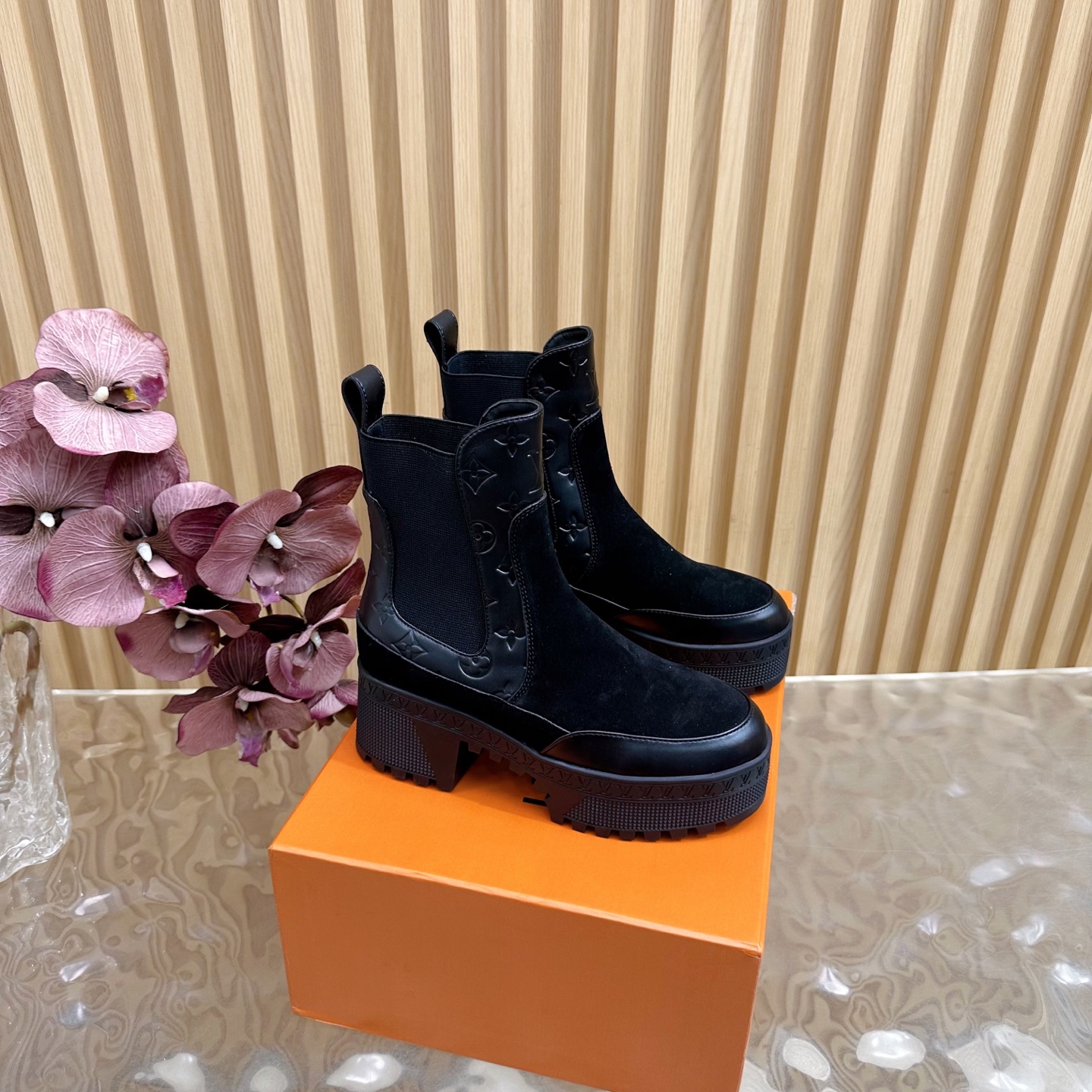 NO:559138,High version of the Donkey brand classic high-heeled Martin boots sand boots series —————————————— A one-to-one replica of the original version. Comparable details. Last shape, material, outsole, etc. Upper cowhide/prefabricated leather stitching. Cowhide lining. The entire laces are cut from genuine leather. The heel height is 7cm and the platform is 3.5cm. It looks slim and taller. It is easy to walk without tiring the feet. Size 35-40 (customized for 40 and 41), boots, louis  vuitton,louis vuitton,boots,cowhide19860909高版本LV 驴牌经典高跟马丁靴沙地靴系列 ————————————— 原版一比一复刻 可对比细节 楦形 材料 大底等 鞋面牛皮/老花皮拼接 牛皮里 整条鞋带都是真皮切条 跟高7cm水台3.5cm 大气显瘦增高 好走不累脚 码数35-40码（40、41定制）,靴子,louis vuitton,louis vuitton,boots,cowhide,Women's Shoes