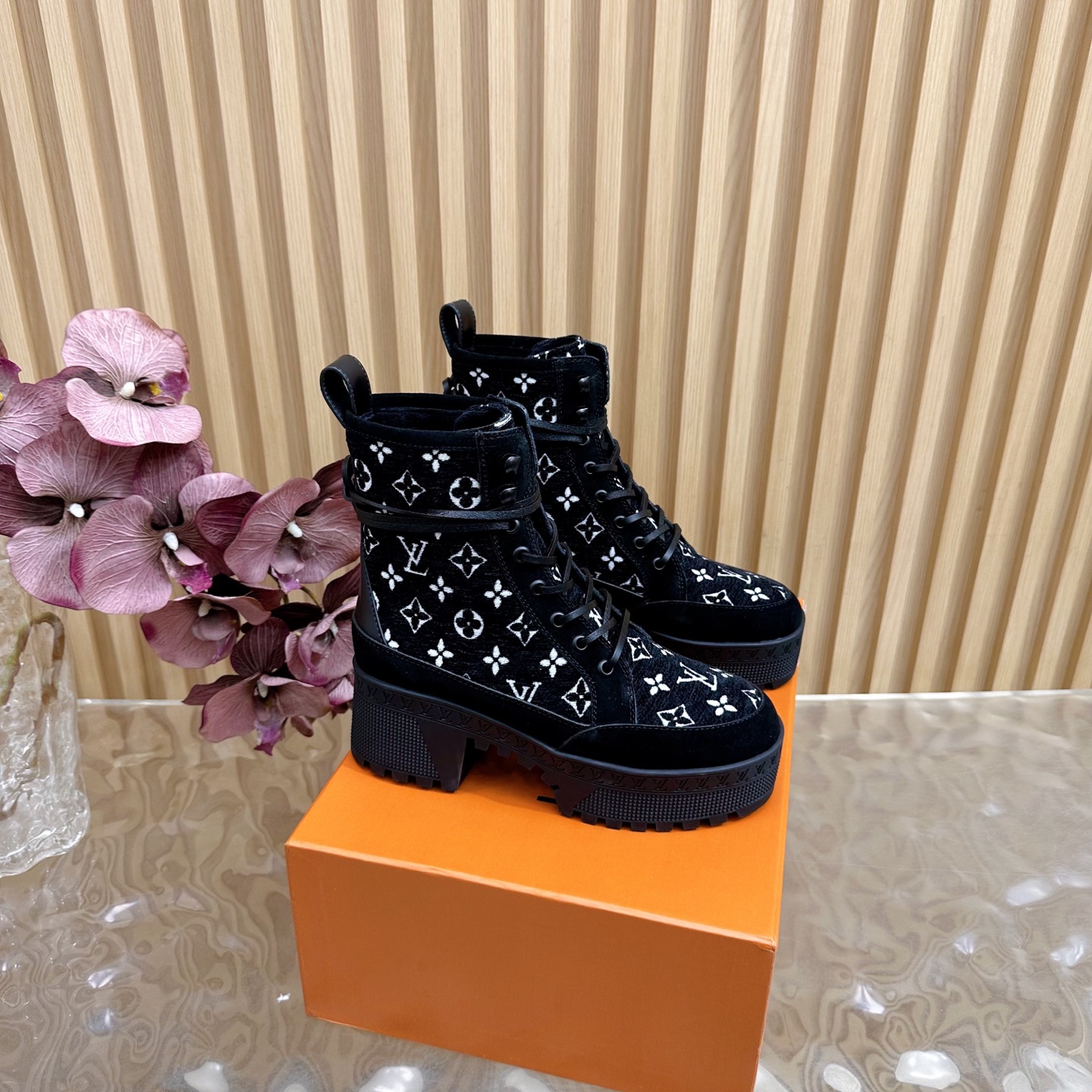 NO:559140,High version of LV classic high-heeled Martin boots sand boots series - Velvet lining, one-to-one reproduction of the original version, comparable details, last shape, material, outsole, etc., upper cowhide/presbyopia leather stitching, cowhide lining, the entire laces are cut from genuine leather, heel height 7cm, platform 3.5cm, slim and taller, easy to walk and not tiring, size 35-40 (customized for 40, 41), boots, louis  vuitton,louis vuitton,boots,cowhide19860909高版本LV 驴牌经典高跟马丁靴沙地靴系列 —————————————绒里 原版一比一复刻 可对比细节 楦形 材料 大底等 鞋面牛皮/老花皮拼接 牛皮里 整条鞋带都是真皮切条 跟高7cm水台3.5cm 大气显瘦增高 好走不累脚 码数35-40码（40、41定制）,靴子,louis vuitton,louis vuitton,boots,cowhide,Women's Shoes