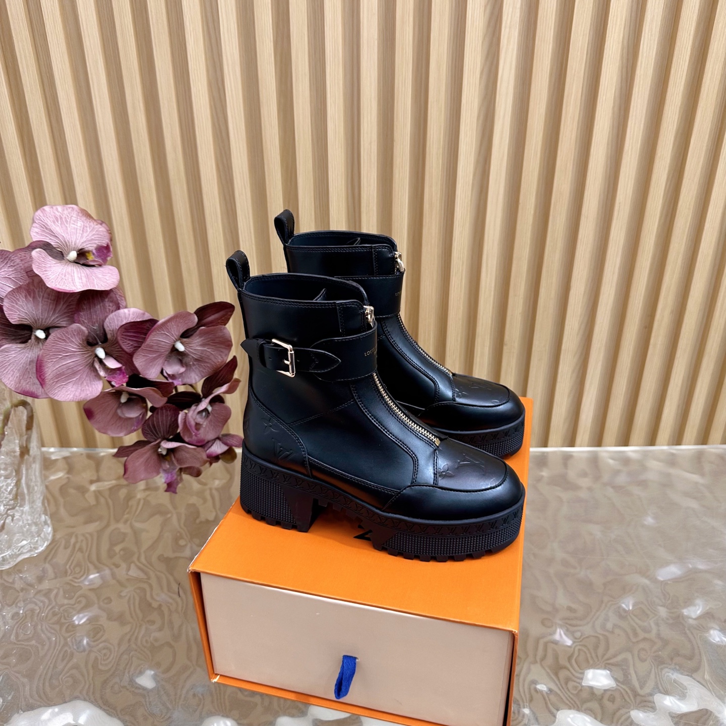 NO:559144,New color update, high version of LV classic high-heeled Martin boots sand boots series ————————————— Original one-to-one reproduction. Comparable details. Last shape, material, outsole, etc. Upper cowhide/prefabricated leather stitching. Cowhide lining. The entire shoelace is made of genuine leather. The heel height is 7cm and the platform is 3.5cm. It looks slim and taller. It is easy to walk without tiring the feet. Size 35-40 (40, 41, 42)  Customized),boots,louis vuitton,louis vuitton,boots,cowhide19860909新配色更新 高版本LV 驴牌经典高跟马丁靴沙地靴系列 ————————————— 原版一比一复刻 可对比细节 楦形 材料 大底等 鞋面牛皮/老花皮拼接 牛皮里 整条鞋带都是真皮切条 跟高7cm水台3.5cm 大气显瘦增高 好走不累脚 码数35-40码（40、41、42 定制）,靴子,louis vuitton,louis vuitton,boots,cowhide,Women's Shoes