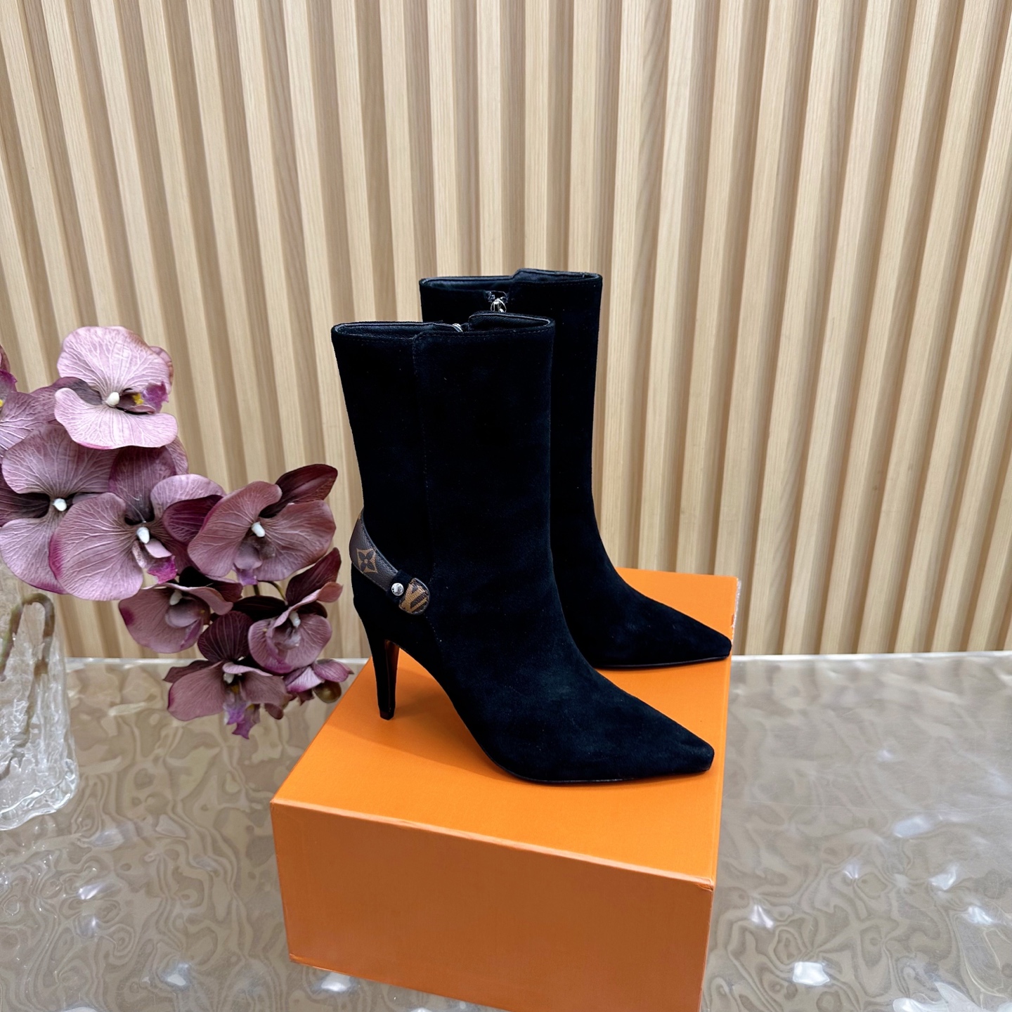 NO:559130,2025 autumn and winter new series LV Lujia boots series launched Short boots and long boots series launched You must have one ————————————Short The highest-end version 11 is copied in elegant colors. The original shoe development last shape has smooth overall lines. Developed according to the original fasteners, the letters are symmetrical according to the original, fine oil edges. Every process is so delicate. Upper: cowhide/Yangjing. Fasteners: original mold. Mixed sheepskin lining. Genuine leather outsole + excellent color.  Heel height 9.5cm, boot height high boots 16 inches/short boots 6 inches, size 35-42 (40.41.42 order non-refundable), boots, louis vuitton, louis vuitton, louis vuitton, boots, cowhide, sheepskin, sheep, Leather soles198609092025秋冬新款系列LV 驴家靴子系列推出 短靴长靴系列推出 必定一把 ————————————短 最高端版本11复制颜色高雅 原鞋开发楦型 整体线条流畅 按原版扣件开发 ,字母按照原版对称,精细油边.每一个工艺都是那么细腻 鞋面:牛皮/羊京 扣件:原版开模 内里混种羊皮 大底真皮大底+色出 跟高9.5cm 靴子高度高靴16寸/短靴6寸 码数35-42（40.41.42订不退换）,靴子,louis vuitton,louis vuitton,louis vuitton,boots,cowhide,sheepskin,sheep,Leather soles,Women's Shoes