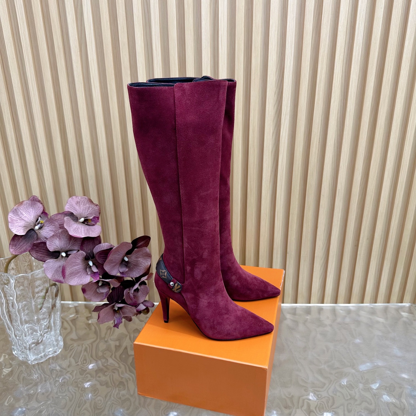 NO:559170,2025 autumn and winter new series LV Lujia boots series launched Short boots and long boots series launched You must have one —————————— Long boots The highest-end version 11 is copied in elegant colors. The original shoe development last shape has smooth overall lines. Developed according to the original fasteners, the letters are symmetrical according to the original, fine oil edges. Every process is so delicate. Upper: cowhide/Yangjing. Fasteners: original mold. Mixed sheepskin lining. Genuine leather outsole + excellent color.  Heel height 9.5cm, boot height high boots 16 inches/short boots 6 inches, size 35-42 (40.41.42 order non-refundable), boots, louis vuitton, louis vuitton, louis vuitton, boots, cowhide, sheepskin, sheep, Leather soles198609092025秋冬新款系列LV 驴家靴子系列推出 短靴长靴系列推出 必定一把 ————————————长靴 最高端版本11复制颜色高雅 原鞋开发楦型 整体线条流畅 按原版扣件开发 ,字母按照原版对称,精细油边.每一个工艺都是那么细腻 鞋面:牛皮/羊京 扣件:原版开模 内里混种羊皮 大底真皮大底+色出 跟高9.5cm 靴子高度高靴16寸/短靴6寸 码数35-42（40.41.42订不退换）,靴子,louis vuitton,louis vuitton,louis vuitton,boots,cowhide,sheepskin,sheep,Leather soles,Women's Shoes