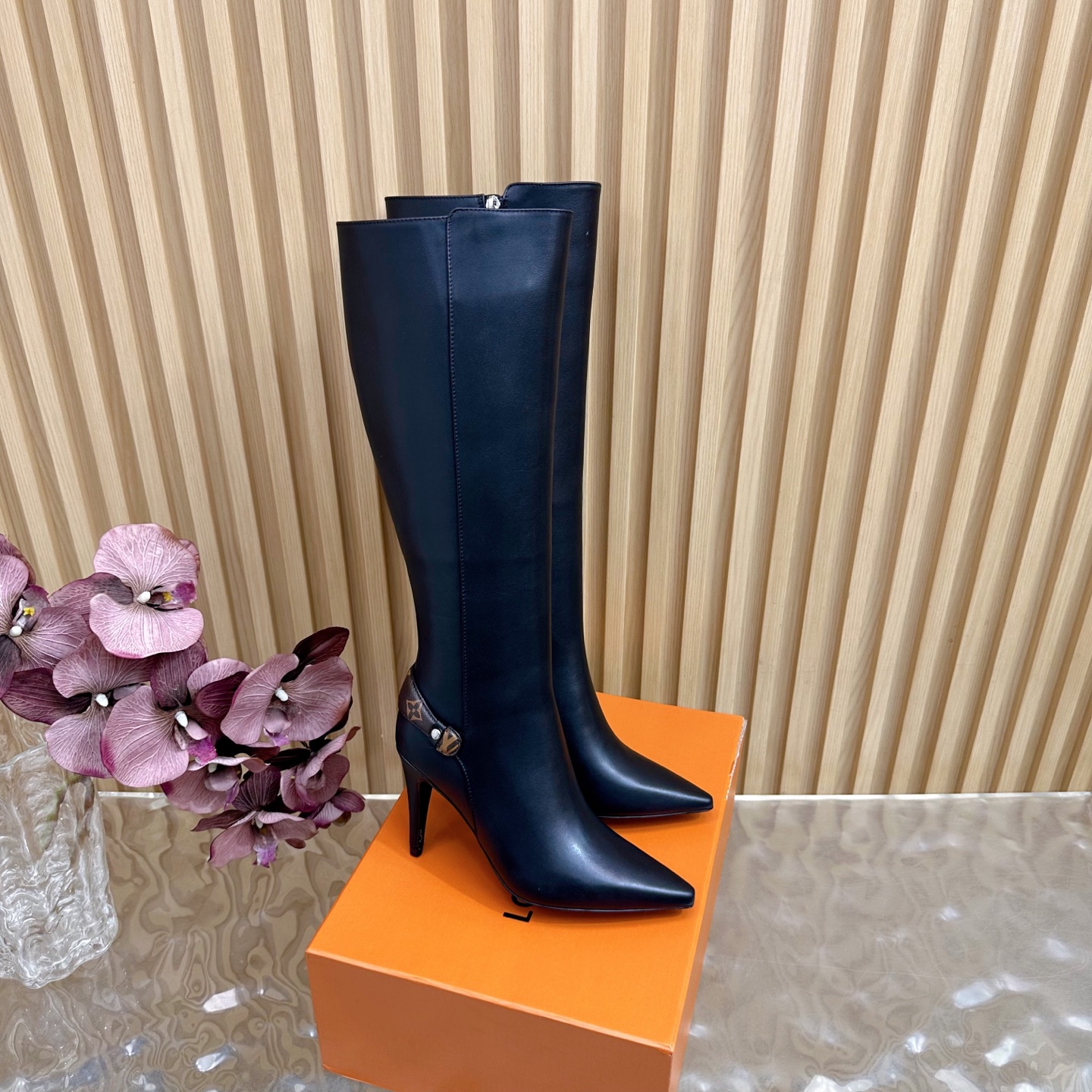 NO:559228,2025 autumn and winter new series LV Lvjia boots series launched Short boots and long boots series launched You must have one —————————— Long boots The highest-end version 11 is copied in elegant colors. The original shoe development last shape has smooth overall lines. Developed according to the original fasteners, the letters are symmetrical according to the original, fine oil edges. Every process is so delicate. Upper: cowhide/Yangjing. Fastener: original mold. Mixed sheepskin lining. Genuine leather outsole + color.  Heel height 9.5cm, boot height high boots 16 inches/short boots 6 inches, size 35-42 (40.41.42 order non-refundable), boots, louis vuitton, louis vuitton, louis vuitton, boots, cowhide, sheepskin, sheep, Leather soles198609092025秋冬新款系列LV 驴家靴子系列推出 短靴长靴系列推出 必定一把 ————————————长靴 最高端版本11复制颜色高雅 原鞋开发楦型 整体线条流畅 按原版扣件开发 ,字母按照原版对称,精细油边.每一个工艺都是那么细腻 鞋面:牛皮/羊京 扣件:原版开模 内里混种羊皮 大底真皮大底+色出 跟高9.5cm 靴子高度高靴16寸/短靴6寸 码数35-42（40.41.42订不退换）,靴子,louis vuitton,louis vuitton,louis vuitton,boots,cowhide,sheepskin,sheep,Leather soles,Women's Shoes