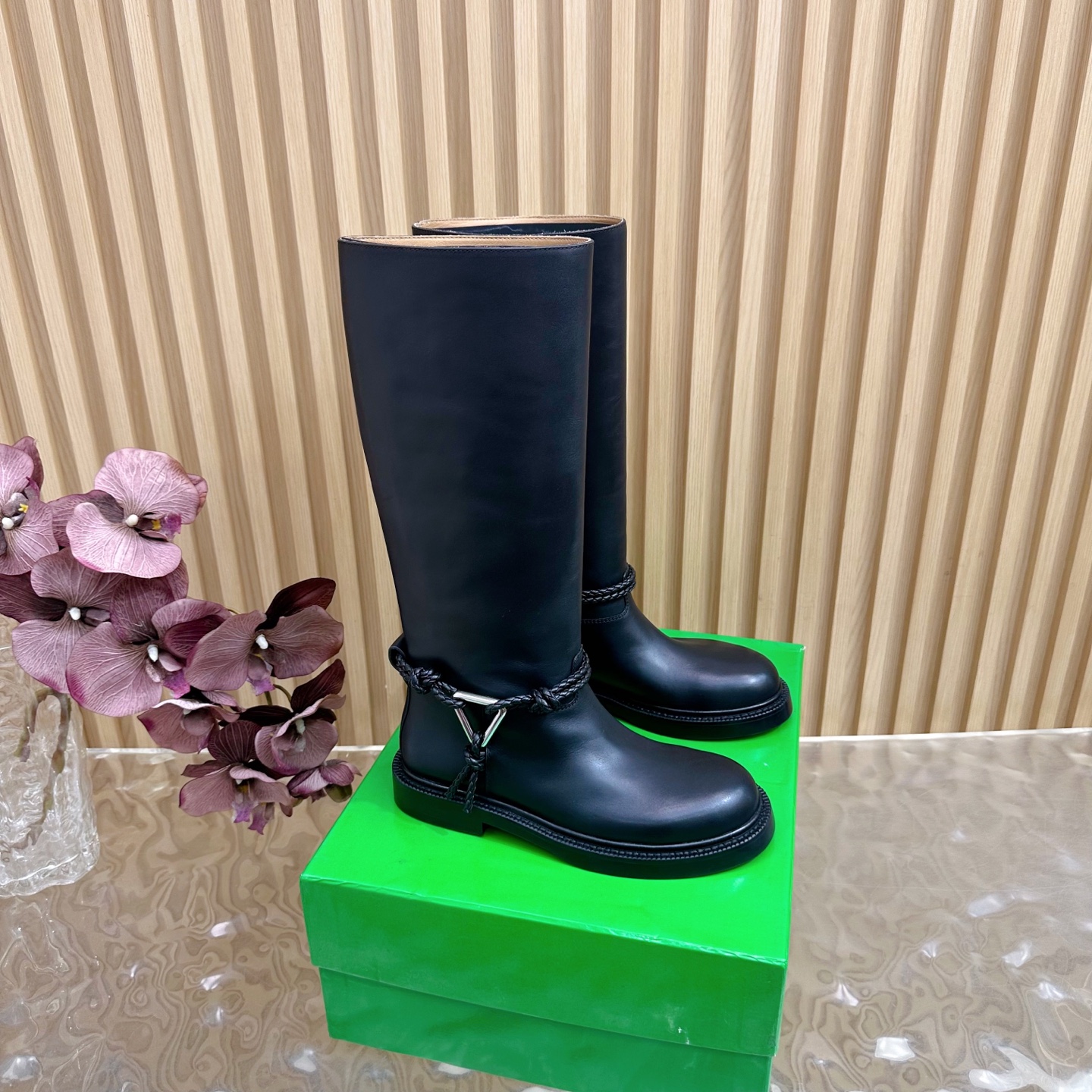 NO:560442,Purchasing agent level Bottega Veneta one-step internet celebrity fashionable knight boots high boots ———————————— BV girl, look over here!  This pair of rope boots must be locked. The classic rope braid wraps around the boot body, with the iconic triangular metal buckle, and the black and silver collision comes with a cool filter. Wearing it directly transforms into a street girl, with an aura of 2.8 meters. The short boot shape shows long legs. Whether it is worn with floor-length jeans for a casual and relaxed look, or with a miniskirt for a hot girl style, or even with suit pants for an elite route in the workplace, it can be perfectly adapted. It is the 'master key' to autumn and winter wear.  Sisters who are struggling with autumn and winter boots, close your eyes and rush!  Waxed calfskin upper, BV traditional dark brown cowhide lining, Italian genuine leather sole + non-slip rubber bottom!  size35-40 (customized at 40.41.42!), boots,bottega veneta,bottega veneta,boots,skirts,jeans,business suit,cowhide19860909代购级别Bottega Veneta一脚蹬网红时尚骑士靴 高筒靴 ———————————— BV 女孩看过来！这双绳结靴必须锁死  经典绳结编织缠绕靴身,搭配标志性三角金属扣,黑银碰撞自带酷飒滤镜,穿上直接化身街头拽姐,气场两米八  短靴型超显腿长,不管是配拖地牛仔裤走随性松弛感,还是搭迷你裙玩辣妹风,甚至配西装裤走职场精英路线,都能完美适配,秋冬穿搭“万能钥匙”就是它  纠结秋冬靴子的姐妹,闭眼冲！ 鞋面打蜡小牛皮 内里BV传统深咖色牛皮里、 意大利真皮底+防滑橡胶底片！ size35-40（40.41.42订做！）,靴子,bottega veneta,bottega veneta,boots,skirts,jeans,business suit,cowhide,Women's Shoes