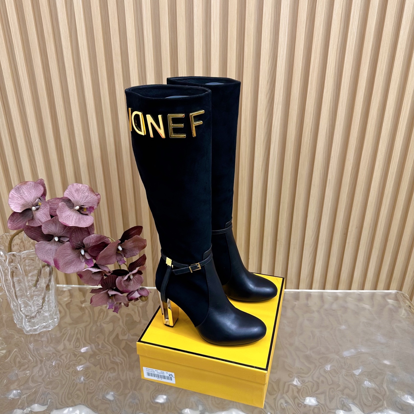 NO:561939,2025 counter catwalk new FENDI hollow block heel boots in 2 fabrics, super popular. The exclusive molded hollow heel design is very distinctive. Fendi has never let us down, sexy and distinctive —————————— (round toe/pointed toe) ★Original cowhide/Yangjing lining Water-dyed sheepskin sole Italian genuine leather outsole Elegant style creates a different feeling Heel height 10cm counter packaging Simple temperament style!  show bdetails ———————————— ⊿size.｜35-42 (40 41 42 customization is not returnable), boots, fendi, boots, cowhide, sheepskin, sheep, Leather soles198609092025专柜走秀新款FENDI 镂空粗跟长靴2种面料 超火 独家开模的镂空跟设计极具特色 fendi家从来没有让我们失望过,性感又带点特色 ——————————（圆头/尖头） ★原版牛皮/羊京 内里 水染羊皮 鞋底 意大利真皮大底 优雅风格 创造不一样的感觉 跟高10cm专柜包装 简约气质款式！ show bdetails ————————————  ⊿size. ｜35-42（40 41 42定制不退换）,靴子,fendi,boots,cowhide,sheepskin,sheep,Leather soles,Women's Shoes