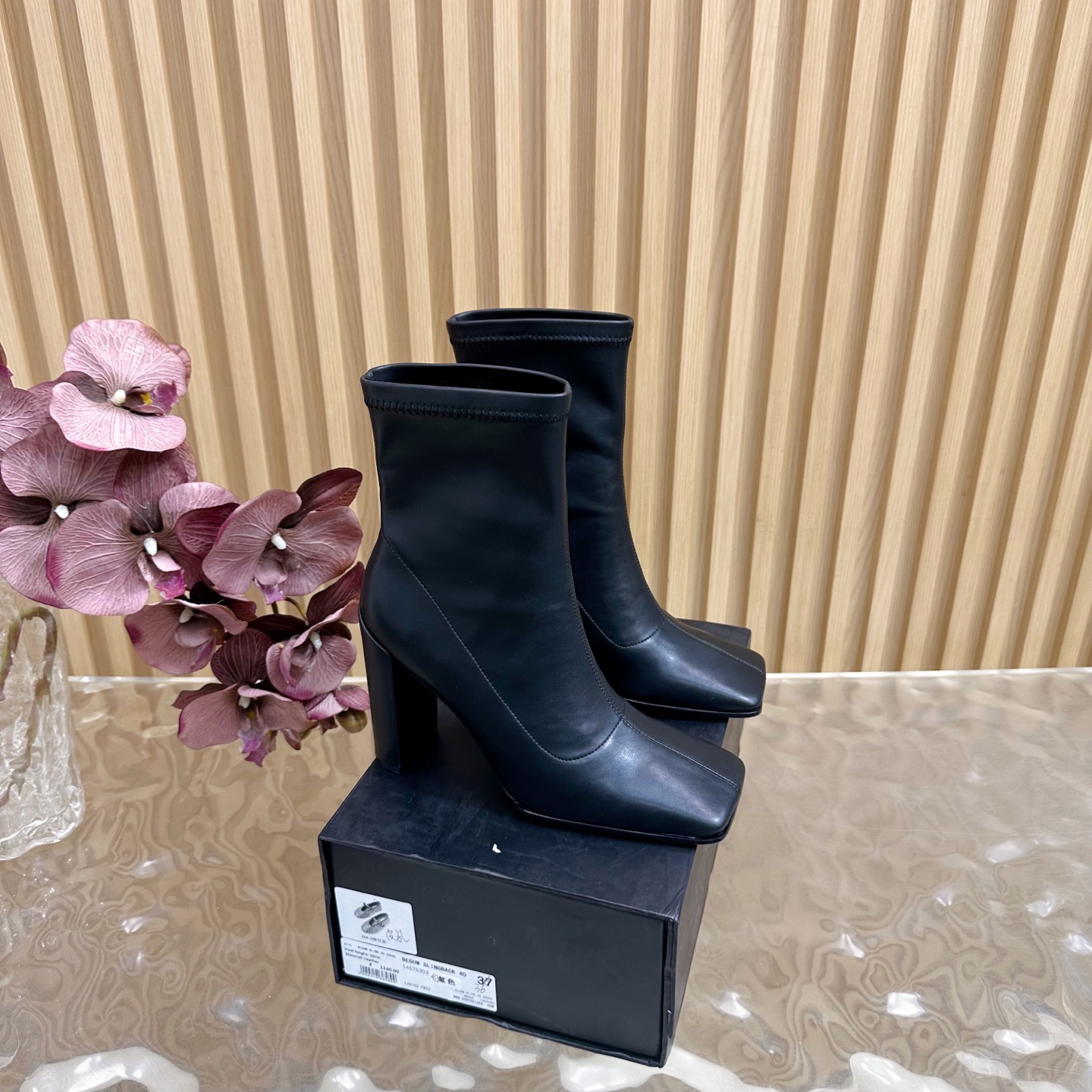 NO:560436,Top version ALAIA Minimalist style fashionable side zipper thick heel square toe short boots high heel ankle boots —————————— Fashionistas are looking for a pair of short boots that can combine comfort and style, and this pair is undoubtedly the best answer this season!  Paired with simple straight jeans, it is a casual American style. Combined with a knitted dress, it is a gentle and elegant French style. It can easily handle various occasions and become the finishing touch of autumn and winter. The upper is calfskin/cashmere, the lining is sheepskin, the sole is Italian genuine leather, and the heel height is about 10cm.  Size 35-39 (40.41.42 custom-made, non-returnable), boots, alaia, boots, skirts, jeans, cowhide, sheepskin, Leather soles19860909顶级版本 ALAIA阿莱亚 极简风时髦精侧拉链粗跟方头短靴高跟及踝靴 ———————————— 时尚达人都在寻觅一双能兼顾舒适与风格的短靴 而这双无疑是这个季节的最佳答案！ 搭配简约的直筒牛仔裤 就是休闲的美式风格 与针织连衣裙组合 则是温柔优雅的法式风情 轻松驾驭各种场合 成为秋冬穿搭的点睛之笔. 鞋面小牛皮/羊绒 内里垫脚羊皮 鞋底意大利真皮大底 跟高约10cm 码数35-39（40.41.42定做不退换）,靴子,alaia,boots,skirts,jeans,cowhide,sheepskin,Leather soles,Women's Shoes