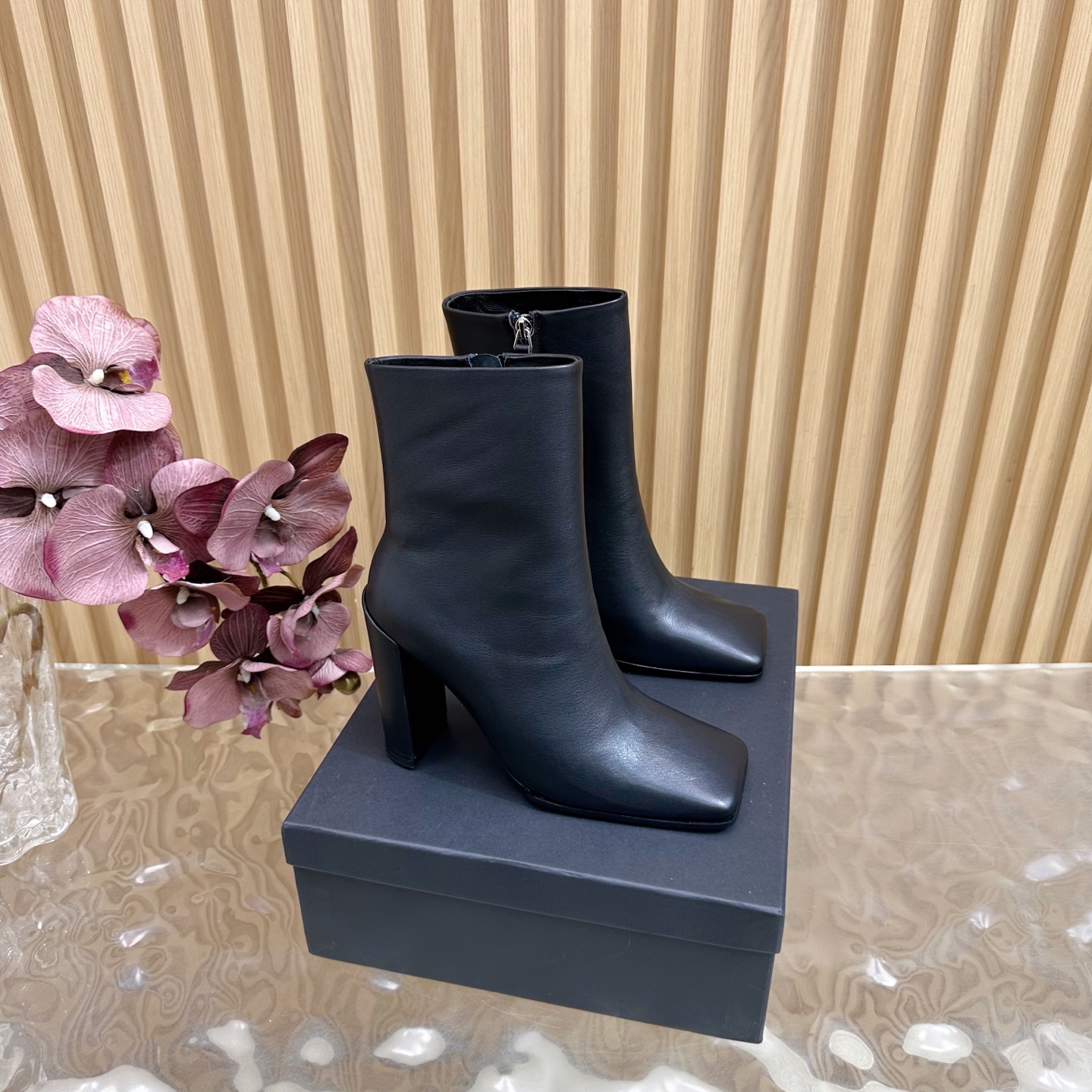 NO:560439,Top version ALAIA Minimalist style fashionable side zipper thick heel square toe short boots high heel ankle boots —————————— Fashionistas are looking for a pair of short boots that can combine comfort and style, and this pair is undoubtedly the best answer this season!  Paired with simple straight jeans, it is a casual American style. Combined with a knitted dress, it is a gentle and elegant French style. It can easily handle various occasions and become the finishing touch of autumn and winter. The upper is calfskin, the lining is sheepskin, the sole is Italian genuine leather, and the heel height is about 10cm.  Size 35-39 (40.41.42 custom-made, non-returnable), boots, alaia, boots, skirts, jeans, cowhide, sheepskin, Leather soles19860909顶级版本 ALAIA阿莱亚 极简风时髦精侧拉链粗跟方头短靴高跟及踝靴 ———————————— 时尚达人都在寻觅一双能兼顾舒适与风格的短靴 而这双无疑是这个季节的最佳答案！ 搭配简约的直筒牛仔裤 就是休闲的美式风格 与针织连衣裙组合 则是温柔优雅的法式风情 轻松驾驭各种场合 成为秋冬穿搭的点睛之笔. 鞋面小牛皮 内里垫脚羊皮 鞋底意大利真皮大底 跟高约10cm 码数35-39（40.41.42定做不退换）,靴子,alaia,boots,skirts,jeans,cowhide,sheepskin,Leather soles,Women's Shoes