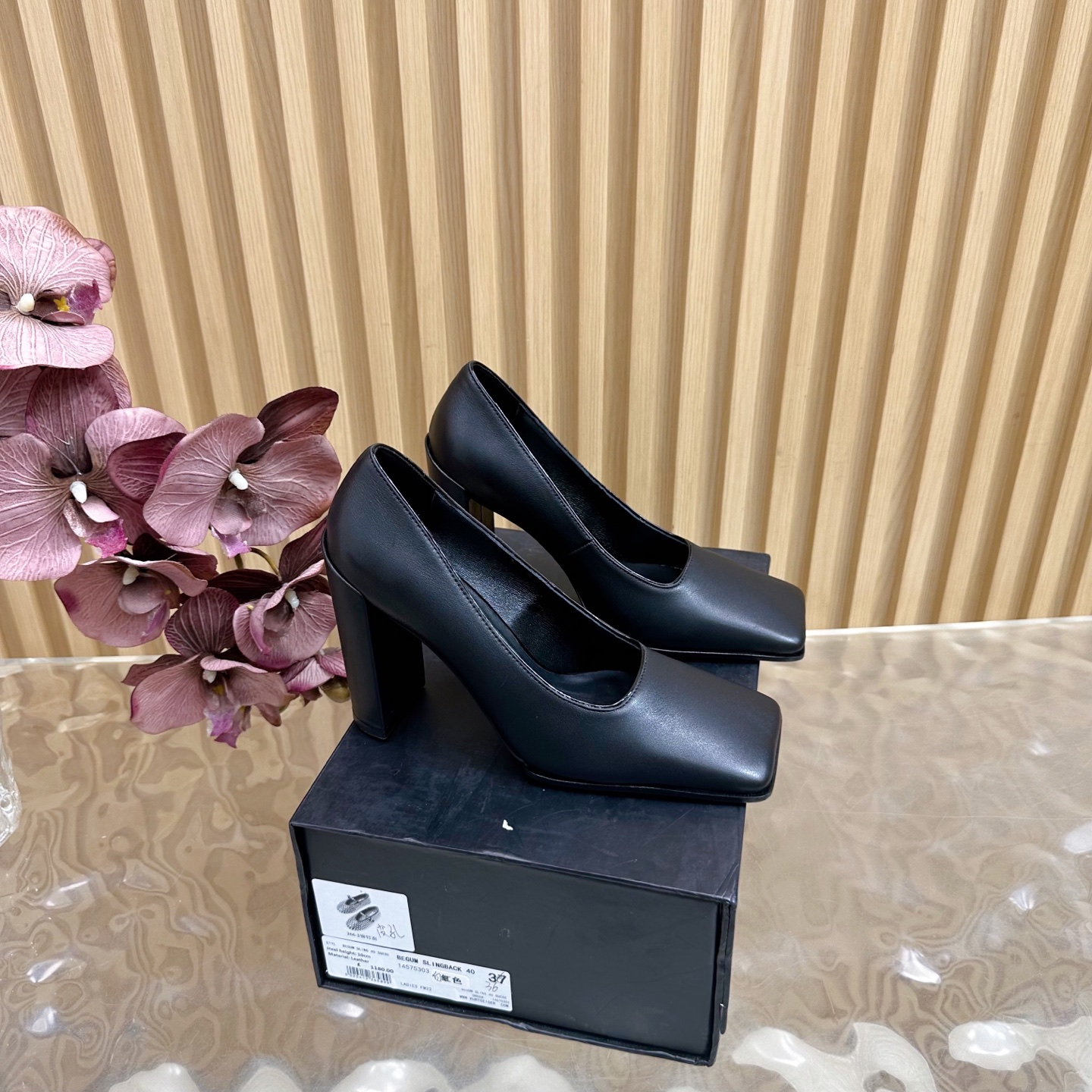 NO:560433,The top version of ALAIA is a minimalist style fashionable square-toe horse hair high-heeled shoes, neat, capable and elegant ———————————— Fashionistas are looking for a pair of short boots that can combine comfort and style, and this pair is undoubtedly the best answer this season!  Paired with simple straight jeans, it is a casual American style. Combined with a knitted dress, it is a gentle and elegant French style, which can easily control various occasions and become the finishing touch of autumn and winter. The upper is calfskin/horse hair, the lining is sheepskin, the sole is Italian leather outsole, and the heel height is about 10cm.  heels,skirts,jeans,cowhide,sheepskin,Leather soles19860909顶级版本 ALAIA阿莱亚 极简风时髦精方头马毛高跟单鞋 利落干练大方 ———————————— 时尚达人都在寻觅一双能兼顾舒适与风格的短靴 而这双无疑是这个季节的最佳答案！ 搭配简约的直筒牛仔裤 就是休闲的美式风格 与针织连衣裙组合 则是温柔优雅的法式风情 轻松驾驭各种场合 成为秋冬穿搭的点睛之笔. 鞋面小牛皮/马毛 内里垫脚羊皮 鞋底意大利真皮大底 跟高约10cm 码数35-39（40.41.42定做不退换）,高跟鞋单鞋,alaia,boots,high heels,skirts,jeans,cowhide,sheepskin,Leather soles,Women's Shoes