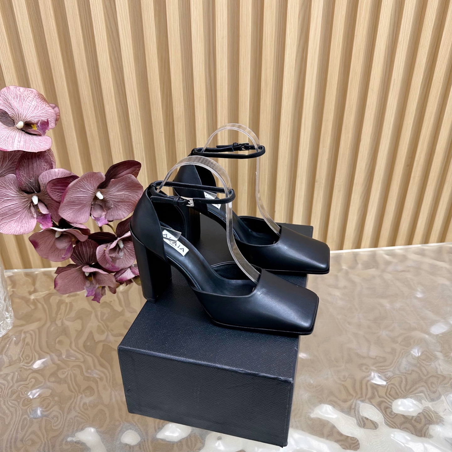 NO:560464,Top version ALAIA Minimalist style fashionable square toe pony hair high-heeled shoes/sandals, neat, capable and elegant ———————————— Fashionistas are looking for a pair of short boots that can combine comfort and style, and this pair is undoubtedly the best answer for this season!  Paired with simple straight jeans, it is a casual American style. Combined with a knitted dress, it is a gentle and elegant French style, which can easily control various occasions and become the finishing touch of autumn and winter. Calfskin upper, sheepskin lining, Italian genuine leather outsole, heel height about 10cm, size 35-39 (40.41.42 custom-made, non-returnable), high-heeled sandals, alaia, sandals, boots, high  heels,skirts,jeans,cowhide,sheepskin,Leather soles19860909顶级版本 ALAIA阿莱亚 极简风时髦精方头马毛高跟单鞋 /凉鞋 利落干练大方 ———————————— 时尚达人都在寻觅一双能兼顾舒适与风格的短靴 而这双无疑是这个季节的最佳答案！ 搭配简约的直筒牛仔裤 就是休闲的美式风格 与针织连衣裙组合 则是温柔优雅的法式风情 轻松驾驭各种场合 成为秋冬穿搭的点睛之笔. 鞋面小牛皮 内里垫脚羊皮 鞋底意大利真皮大底 跟高约10cm 码数35-39（40.41.42定做不退换）,高跟鞋凉鞋,alaia,sandals,boots,high heels,skirts,jeans,cowhide,sheepskin,Leather soles,Women's Shoes