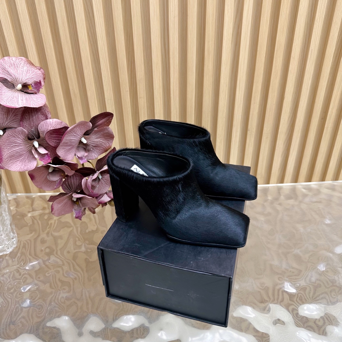 NO:560458,Top version ALAIA Minimalist style fashionable square toe pony hair high-heeled shoes/sandals, neat, capable and elegant ———————————— Fashionistas are looking for a pair of short boots that can combine comfort and style, and this pair is undoubtedly the best answer for this season!  Paired with simple straight jeans, it is a casual American style. Combined with a knitted dress, it is a gentle and elegant French style, which can be easily controlled in various occasions and becomes the finishing touch of autumn and winter outfits. Upper calfskin/horse hair, lining sheepskin, sole Italian genuine leather outsole, heel height is about 10cm, size 35-39 (40.41.42 custom-made, non-returnable), semi-high heels, alaia, sandals, boots, high  heels,skirts,jeans,cowhide,sheepskin,Leather soles19860909顶级版本 ALAIA阿莱亚 极简风时髦精方头马毛高跟单鞋 /凉鞋 利落干练大方 ———————————— 时尚达人都在寻觅一双能兼顾舒适与风格的短靴 而这双无疑是这个季节的最佳答案！ 搭配简约的直筒牛仔裤 就是休闲的美式风格 与针织连衣裙组合 则是温柔优雅的法式风情 轻松驾驭各种场合 成为秋冬穿搭的点睛之笔. 鞋面小牛皮/马毛 内里垫脚羊皮 鞋底意大利真皮大底 跟高约10cm 码数35-39（40.41.42定做不退换）,半拖高跟鞋,alaia,sandals,boots,high heels,skirts,jeans,cowhide,sheepskin,Leather soles,Women's Shoes