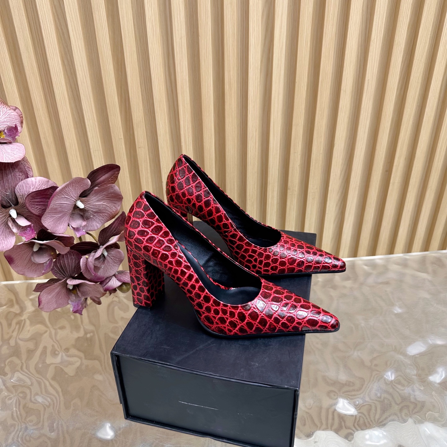 NO:560455,Top version ALAIA Minimalist style fashionable pointed toe high-heeled shoes/sandals, neat, capable and elegant ———————————— Fashionistas are looking for a pair of short boots that can combine comfort and style, and this pair is undoubtedly the best answer this season!  Paired with simple straight jeans, it is a casual American style. Combined with a knitted dress, it is a gentle and elegant French style, which can be easily controlled in various occasions and becomes the finishing touch of autumn and winter outfits. The upper is stone grain cowhide, the lining is sheepskin, the sole is Italian genuine leather, and the heel height is about 10cm.  heels,skirts,jeans,cowhide,sheepskin,Leather soles19860909顶级版本 ALAIA阿莱亚 极简风时髦精尖头高跟单鞋 /凉鞋 利落干练大方 ———————————— 时尚达人都在寻觅一双能兼顾舒适与风格的短靴 而这双无疑是这个季节的最佳答案！ 搭配简约的直筒牛仔裤 就是休闲的美式风格 与针织连衣裙组合 则是温柔优雅的法式风情 轻松驾驭各种场合 成为秋冬穿搭的点睛之笔. 鞋面石头纹牛皮 内里垫脚羊皮 鞋底意大利真皮大底 跟高约10cm 码数35-39（40.41.42定做不退换）,高跟鞋单鞋,alaia,sandals,boots,high heels,skirts,jeans,cowhide,sheepskin,Leather soles,Women's Shoes