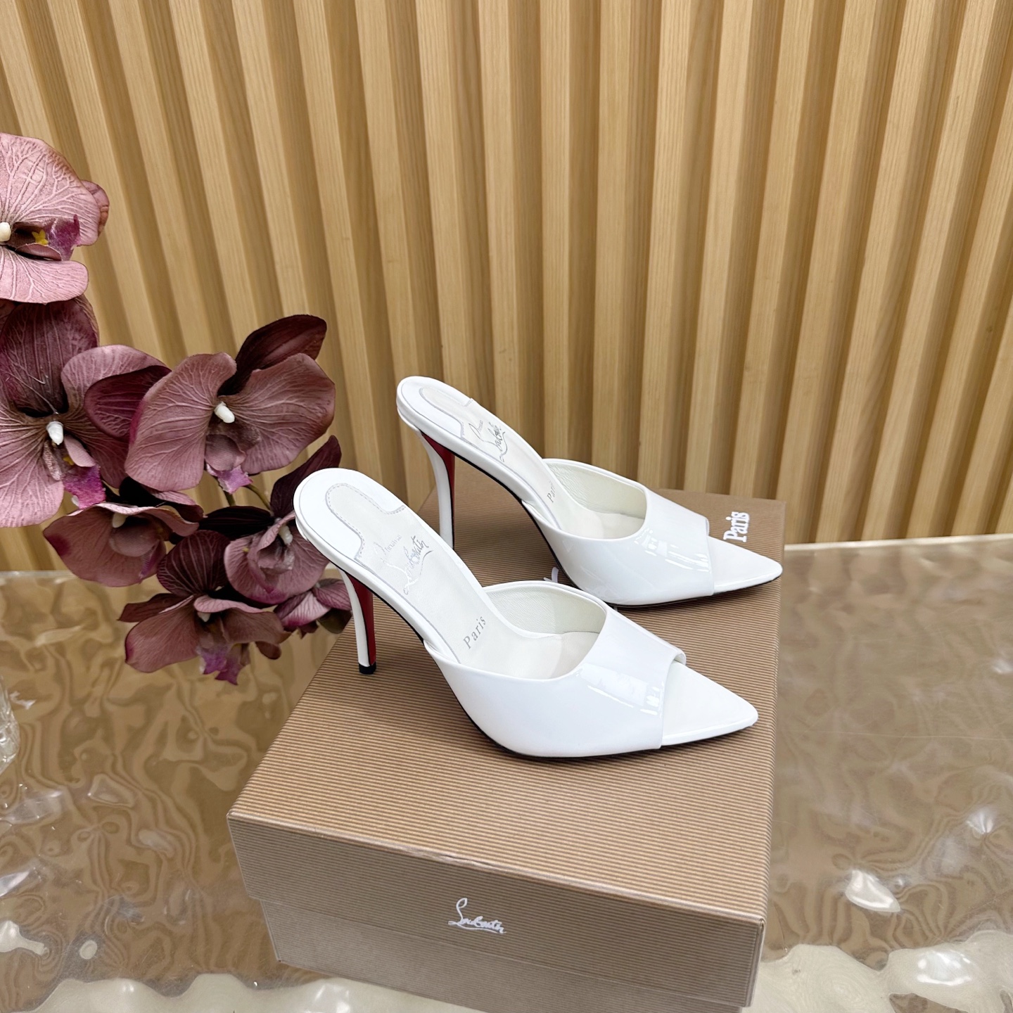 NO:560451,Top version of Christian Louboutin | 2025s original CL new show high heels~ Fashion catwalk red-soled sandals ———————————— New red-soled metal and fiery rose high-heeled shoes There is nothing to say, they are completely beautiful and crazy #fatal temptation. Upper: beautiful new style, with roses in full bloom on the toes, sewn from petals into flowers, and inlaid with crystals, all hand-stitched. The upper foot is exquisite and attractive. The material is imported patent leather, and the lining is sheepskin.  Outsole Original imported top quality genuine leather outsole Size 35–42 (35.40.41.42) Customized and non-returnable Heel height 10cm, semi-drag high heels, Christian Louboutin, sandals, high heels, sheepskin, Leather soles19860909顶级版Christian Louboutin | 2025s原版CL全新秀款高跟鞋～ 时装走秀红底凉鞋 ———————————— 新款红底金属跟火红玫瑰高跟鞋 没什么好说的就是一整个美疯#致命的诱惑 鞋面:绝美的新款,盛放足尖上的玫瑰,从花瓣缝制为花朵,在到水晶的镶嵌均全部纯手工缝制 上脚精致逼人 材质进口漆皮 内里羊皮里 大底原版进口顶级真皮大底 Size35–42（35.40.41.42）订做不退换 跟高10cm,半拖高跟鞋,christian louboutin,sandals,high heels,sheepskin,Leather soles,Women's Shoes