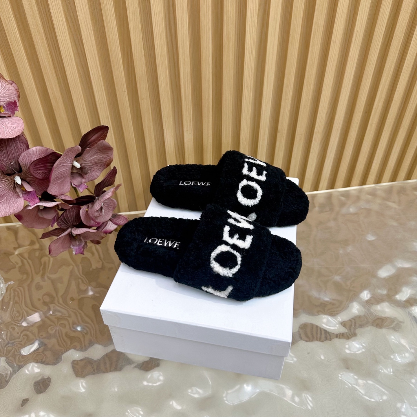 NO:560447,High version of LOEWE's new fur slippers —————————————— An elegant and high-end one, the fashionable pointed toe design enhances the aura, the new pearl buckle logo is combined with the one-word strap heel design, which is less casual and more 'ceremonial'. The open heel design is easy to put on and take off, and the 4.5cm kitten heel is just right to resist the hot summer. It is stable and easy to walk, and the upper foot lengthens the leg line, full of femininity.  Whether it is in the workplace or daily matching, dating and shopping, you can bring it with you, because it is really elegant and versatile. Fabric wool outsole original outsole Size 35/41 (customized for 40, 41), fur shoes and slippers, loewe, loewe, slippers19860909高版本 LOEWE罗意威 新款毛拖鞋 ————————————— 自带优雅气质高级的一款,时尚尖头设计提升气场,新款珍珠饰扣logo搭配一字带跟露后跟的设计结合,少了一份随意,多了份“仪式感” 露后跟设计穿脱方便,对抗炎炎夏日4.5cm的小猫跟恰到好处,健稳好走,上脚拉长腿部线条,女人味十足. 不管是职场还是日常搭配约会逛街,都可以带上它参与,因为她真的超显气质又百搭. 面料羊毛 大底原版大底 码数35/41（40、41定制）,毛毛鞋拖鞋,loewe,loewe,slippers,Women's Shoes