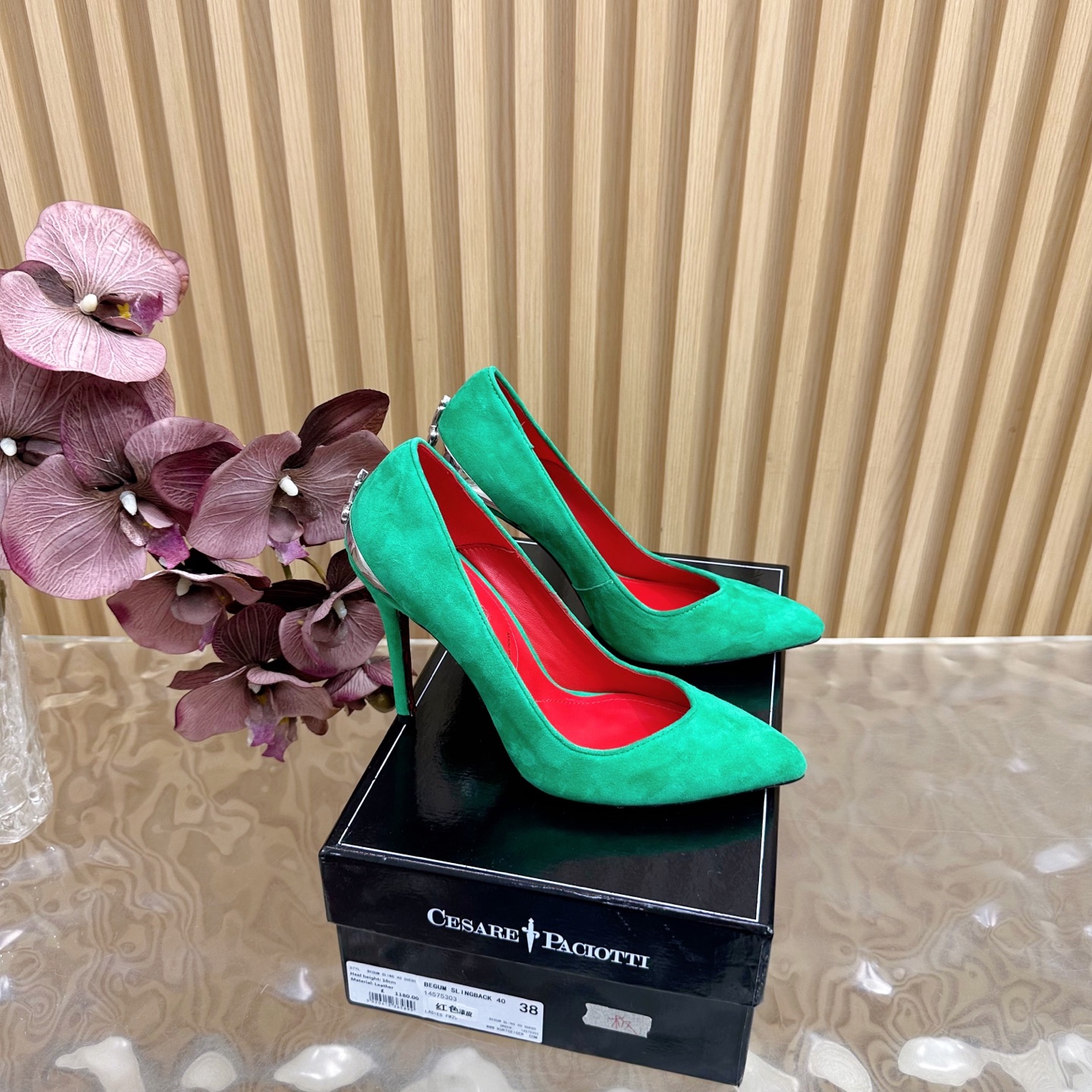 NO:560441,If I must be burdened by high heels, then I want Cesare Paciotti. 'The sharp knife that penetrates the heart.' Cesare Paciotti dagger high heels. Out-of-print high-heeled shoes with heavy investment in mold making and plate matching. The whole series of products will be released one after another. If I must be burdened by high heels, I hope it is Cesare Paciotti. Upper patent leather/sheep leather/cowhide, lining cowhide, foot pad cowhide, heel height 12cm.  Size 35-43 (ordered at 40.41.42.43), high heels, single shoes, high heels, cowhide, sheep19860909如果一定要受高跟鞋的累 那我就要Cesare Paciotti “插入心脏的利刃” Cesare Paciotti 匕首高跟鞋 绝版重金开模,对版工艺 全系列产品陆续发售 如果一定要受高跟鞋的罪  我希望是Cesare Paciotti 鞋面漆皮/羊京/牛皮 内里牛皮 垫脚牛皮 跟高12cm 码数35-43（40.41.42.43订）,高跟鞋单鞋,high heels,cowhide,sheep,Women's Shoes