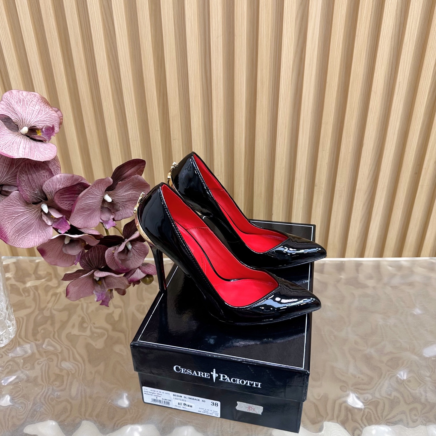 NO:560444,If I must be burdened by high heels, then I want Cesare Paciotti. 'The sharp knife that penetrates the heart.' Cesare Paciotti dagger high heels. Out-of-print high-heeled shoes with heavy investment in mold making and plate matching. The whole series of products will be released one after another. If I must be burdened by high heels, I hope it is Cesare Paciotti. Upper patent leather/Yangjing, lining cowhide, foot pad cowhide, heel height 12cm.  Size 35-43 (ordered at 40.41.42.43), high heels, single shoes, high heels, cowhide, sheep19860909如果一定要受高跟鞋的累 那我就要Cesare Paciotti “插入心脏的利刃” Cesare Paciotti 匕首高跟鞋 绝版重金开模,对版工艺 全系列产品陆续发售 如果一定要受高跟鞋的罪  我希望是Cesare Paciotti 鞋面漆皮/羊京 内里牛皮 垫脚牛皮 跟高12cm 码数35-43（40.41.42.43订）,高跟鞋单鞋,high heels,cowhide,sheep,Women's Shoes