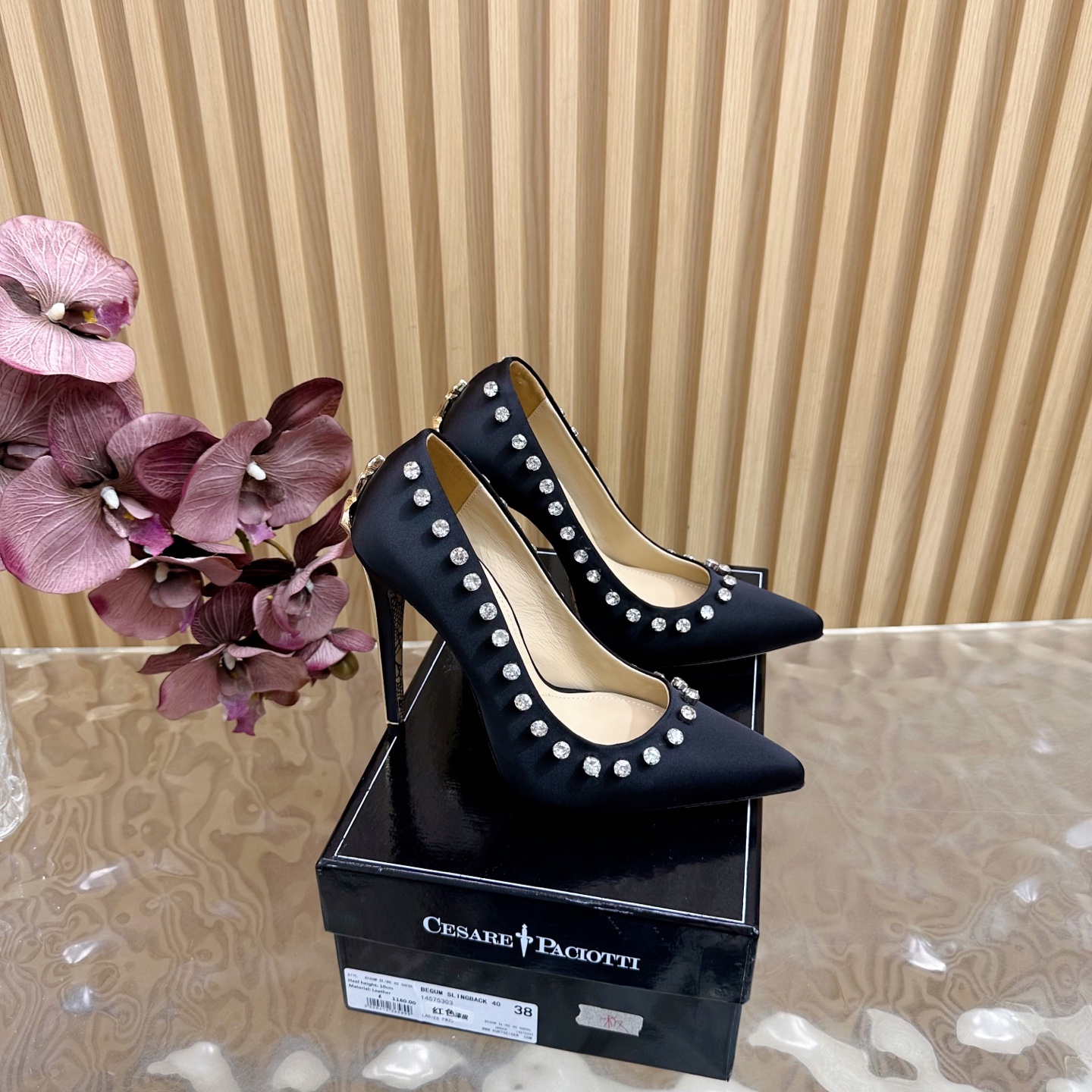 NO:560435,If I must be burdened by high heels, then I want Cesare Paciotti. 'The sharp knife that penetrates the heart.' Cesare Paciotti dagger high heels. Out-of-print high-heeled shoes with heavy investment in mold making and plate matching. The whole series of products will be released one after another. If I must be burdened by high heels, I hope it is Cesare Paciotti. Upper patent leather/Yangjing/silk, lining cowhide, foot padding cowhide. Heel height 12cm.  Size 35-43 (ordered at 40.41.42.43), high heels, single shoes, high heels, cowhide, real silk, sheep19860909如果一定要受高跟鞋的累 那我就要Cesare Paciotti “插入心脏的利刃” Cesare Paciotti 匕首高跟鞋 绝版重金开模,对版工艺 全系列产品陆续发售 如果一定要受高跟鞋的罪  我希望是Cesare Paciotti 鞋面漆皮/羊京/真丝 内里牛皮 垫脚牛皮 跟高12cm 码数35-43（40.41.42.43订）,高跟鞋单鞋,high heels,cowhide,real silk,sheep,Women's Shoes