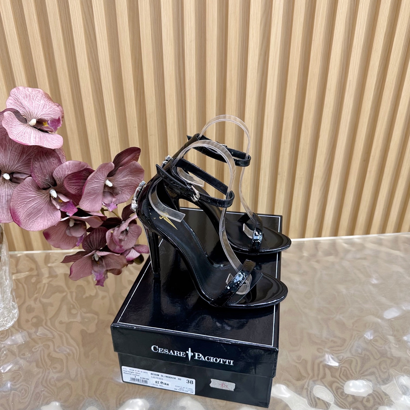 NO:560432,If I must be burdened by high heels, then I want Cesare Paciotti. 'The sharp knife that penetrates the heart.' Cesare Paciotti dagger high heels. Out-of-print high-heeled shoes with heavy investment in mold making and plate matching. The whole series of products will be released one after another. If I must be burdened by high heels, I hope it will be Cesare Paciotti. Patent leather upper, cowhide lining, foot padding cowhide. Heel height 12cm.  Size 35-43 (ordered at 40.41.42.43), high heels sandals, sandals, high heels, cowhide19860909如果一定要受高跟鞋的累 那我就要Cesare Paciotti “插入心脏的利刃” Cesare Paciotti 匕首高跟鞋 绝版重金开模,对版工艺 全系列产品陆续发售 如果一定要受高跟鞋的罪  我希望是Cesare Paciotti 鞋面漆皮 内里牛皮 垫脚牛皮 跟高12cm 码数35-43（40.41.42.43订）,高跟鞋凉鞋,sandals,high heels,cowhide,Women's Shoes