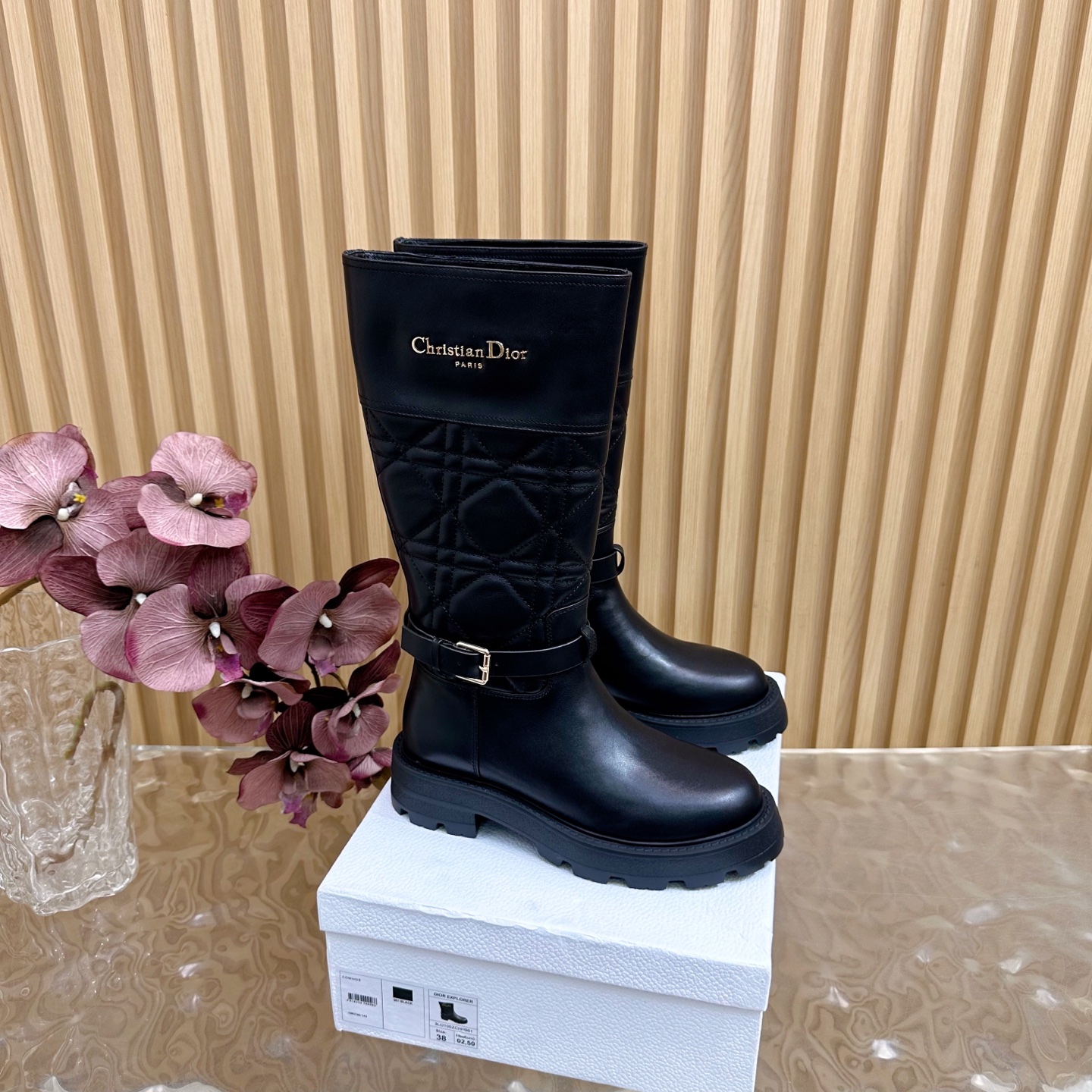 NO:561560,The top version of the counter is updated simultaneously with the DIOR/Autumn and Winter diamond-stitched motorcycle short boots series --- down fabric in the middle, leather in the middle, continuing the timeless classics of the D family!  This shoe is low-key yet gorgeous, sexy yet not ostentatious. The shape of the shoe is a delicate style that everyone loves. It is very slim. The entire curvature of the side perfectly shows the curve of the foot. It has both mature femininity and a lively girly feel. It also looks great on the foot. It is worth recommending. Go material. Upper cowhide. Lining sheepskin. Outsole. Original outsole. Size 35-41 (40/41 customization is non-returnable), boots, dior, dior, boots, down  jacket,cowhide,sheepskin19860909顶部版本专柜同步更新 DIOR/ 秋冬 菱格车线机车短靴系列 ————中间羽绒布,中间皮面 延续D家永恒经典！这款鞋低调不失华丽 性感又不显张扬 鞋型是大家都爱的秀气款 非常非常显瘦 侧面整个弧度将脚部曲线完美展现 既有成熟女人味 又不乏一丝活泼少女感, 上脚也太好看了,值得推荐 Go 材质 鞋面牛皮 内里羊皮 大底原版大底 码数35–41（40/41 定制不退换）,靴子,dior,dior,boots,down jacket,cowhide,sheepskin,Women's Shoes