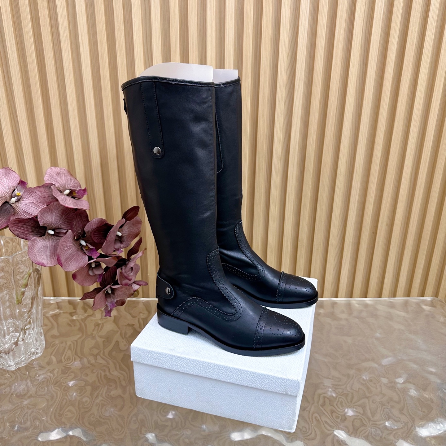 NO:561552,Exclusive new Dior | Dior new autumn and winter British style short boots/long boots series, who doesn't want to own a pair of cool British style boots. The main new products in the counter are new Martin British style hard goods ————————Short, long, purchasing level!  Full of high-end feel!  A popular model among bloggers at home and abroad, it’s retro and fashionable, and your feet look stunning!  The official website’s main recommendation★ Original custom-made calfskin for uppers Lining: Imported cowhide lining Outsole Original Italian leather injection molded outsole Heel height 5.5cm Shoe size: 35-42 (40, 41, 42 customizations are not returnable), boots, dior, dior, boots, cowhide19860909独家新款Dior | 迪奥  秋冬新款 英伦风短靴/长靴系列,谁不想拥有一双酷帅的英伦风靴子 专柜主打新款 马丁英伦风硬货上新 ——————————短 长 代购级别！高级感十足！国内外博主刷爆的一款,复古又时髦 上脚美炸了！官网主推款★ 鞋面原版定制小牛皮  内里: 进口牛皮里 大底原版意大利真皮注塑大底 跟高5.5cm 鞋码: 35-42（40、41、42定制不退换）,靴子,dior,dior,boots,cowhide,Women's Shoes