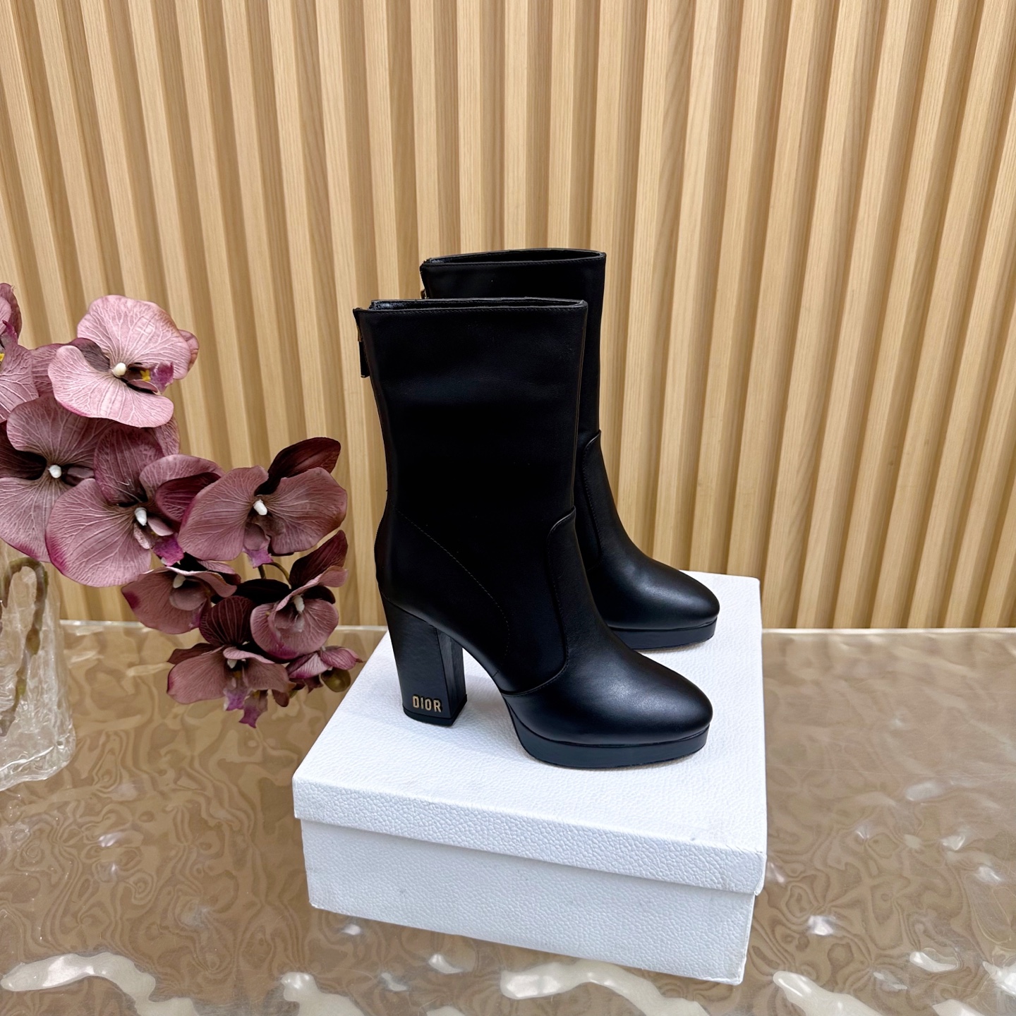 NO:561549,Dior | Dior's new autumn and winter styles, British-style short boots/long boots series, who doesn't want to own a pair of cool British-style boots. The counter features new models. New Martin British-style hard goods ——————Yangjing cowhide, purchasing level!  Full of high-end feel!  A popular model among bloggers at home and abroad, it’s retro and fashionable, and your feet look stunning!  The official website’s main recommendation★ Upper original custom calfskin/Yangjing Lining: imported cowhide lining Outsole original Italian leather outsole Heel height 10cm Shoe size: 35-42 (customized 40, 41, 42 are not returnable), boots, dior, dior, boots, cowhide, sheep, Leather soles19860909Dior | 迪奥  秋冬新款 英伦风短靴/长靴系列,谁不想拥有一双酷帅的英伦风靴子 专柜主打新款 马丁英伦风硬货上新 ————————羊京 牛皮 代购级别！高级感十足！国内外博主刷爆的一款,复古又时髦 上脚美炸了！官网主推款★ 鞋面原版定制小牛皮/羊京  内里: 进口牛皮里 大底原版意大利真皮大底 跟高10cm 鞋码: 35-42（40、41、42定制不退换）,靴子,dior,dior,boots,cowhide,sheep,Leather soles,Women's Shoes
