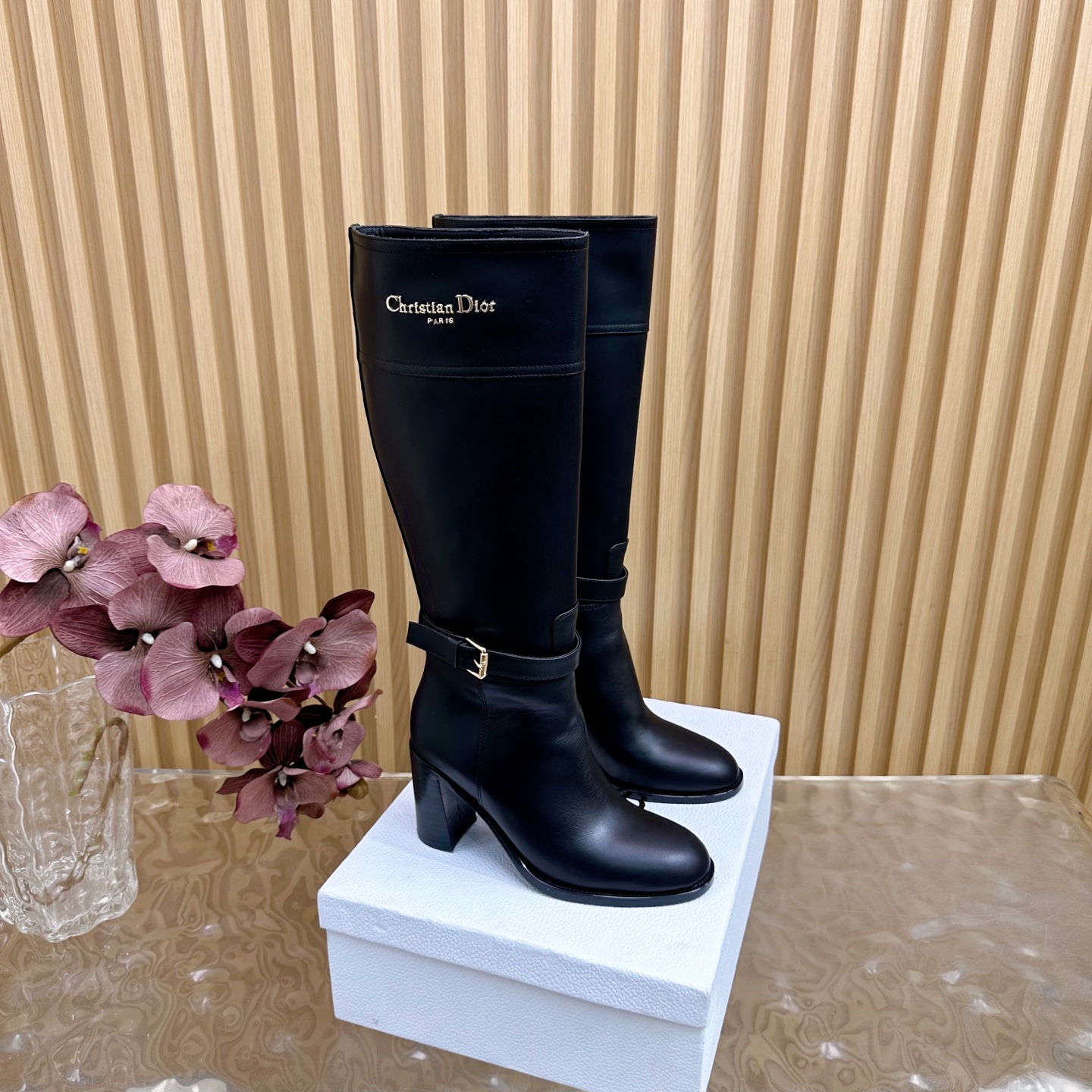 NO:561545,Dior | Dior 2025 Autumn and Winter New Style British Style Short Boots/Long Boots Series, who doesn’t want to own a pair of cool British style boots? The counter features new styles, Martin British style hard goods are newly available ———————— Purchasing level!  Full of high-end feel!  A popular model among bloggers at home and abroad, it’s retro and fashionable, and your feet look stunning!  The official website’s main recommendation★ Upper original customized calfskin/nubuck leather Lining: imported cowhide lining Outsole original Italian leather outsole Shoe size: 35-42 (customized 40, 41, 42 are not returnable), boots, dior, dior, boots, cowhide, Leather soles19860909Dior | 迪奥  2025秋冬新款 英伦风短靴/长靴系列,谁不想拥有一双酷帅的英伦风靴子 专柜主打新款 马丁英伦风硬货上新 —————————— 代购级别！高级感十足！国内外博主刷爆的一款,复古又时髦 上脚美炸了！官网主推款★ 鞋面原版定制小牛皮/磨砂皮  内里: 进口牛皮里 大底原版意大利真皮大底 鞋码: 35-42（40、41、42定制不退换）,靴子,dior,dior,boots,cowhide,Leather soles,Women's Shoes