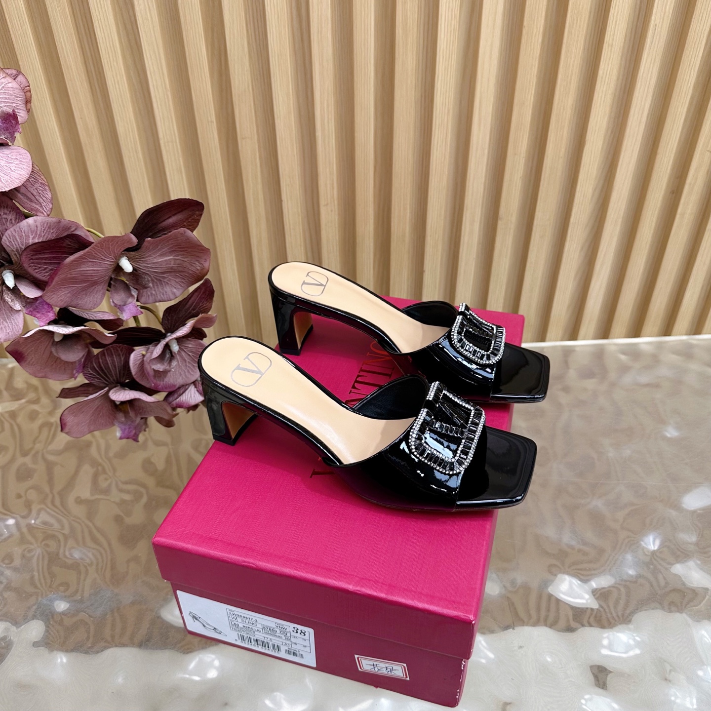 NO:611876,Valentino25ss Valentino counter new diamond V buckle thick heel sandals, exclusive molded V buckle ———————————— It is a style item that Internet celebrity street photographers love to match~ It is right to follow the steps of fashionistas!  Wear it with simple or fashionable clothes. The hollow design of the upper is embellished with classic rivets of the V family. It is high-end and makes the legs white. The combination of details and fabrics makes the whole look very textured~ 1. Imported original patent leather 2. Original custom sheepskin lining 3. Original V family molded anti-oxidation rivets 4. Italian imported genuine leather bottom (6cm)  5 sizes 35-43 (40, 41, 42, 43 customized), high heels and slippers, valentino, valentino, sandals, high heels, slippers19860909Valentino25ss 华伦天奴 专柜新品钻V扣粗跟凉鞋 独家开模V扣 ———————————— 网红街拍都爱搭配的腔调单品哦~ 跟着时尚达人的步伐来走准没错！搭配上简单或时尚款的衣服穿,鞋面镂空设计搭配v家经典铆钉点缀,高端大气又显腿白,细节和面料的搭配都让整体看起来很有质感~ 1进口原版漆皮 2原版定羊皮内里 3原版V家开模抗氧化铆钉 4意大利进口真皮底（6cm） 5码数35-43（40、41、42、43定制）,高跟鞋拖鞋,valentino,valentino,sandals,high heels,slippers,Women's Shoes