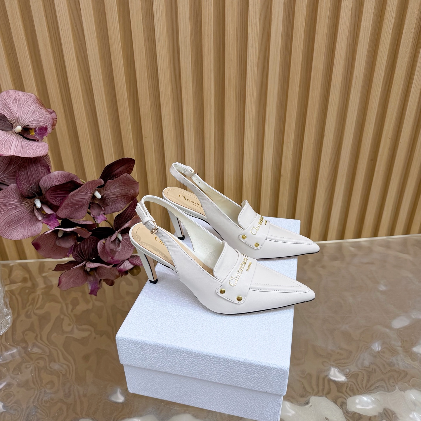 NO:576996,All girls!  This is the one you must keep for yourself. DIOR/Spring and summer new arrivals with mid-century style will make girls’ hearts pop. This one is exactly what girls like. Half-drag high heels —————————Continue the D family’s timeless classics!  This shoe is low-key yet gorgeous, sexy yet not ostentatious. The shape of the shoe is a delicate style that everyone loves. It is very slim. The entire curvature of the side perfectly shows the curve of the foot. It is mature and feminine, but also has a lively girly feel. It looks so good on the foot. It is worth recommending. Go Material: Cowhide upper, mixed sheepskin lining, outsole, imported cowhide outsole from Italy, heel height 8cm/5cm  Size 35–42 (40/41/42 customized, non-returnable), high heels and sandals, dior, dior, sandals, high heels, cowhide, sheepskin19860909所有女生！你必须自留的一款哦 DIOR/ 春夏新品中古风 少女心爆棚 这款完全长在女生喜欢的点上 半拖高跟鞋 ——————————— 延续D家永恒经典！这款鞋低调不失华丽 性感又不显张扬 鞋型是大家都爱的秀气款 非常非常显瘦 侧面整个弧度将脚部曲线完美展现 既有成熟女人味 又不乏一丝活泼少女感, 上脚也太好看了,值得推荐 Go 材质 鞋面牛皮 内里混种羊皮 大底意大利进口牛皮大底 跟高8cm/5cm 码数35–42（40/41/42定制不退换）,高跟鞋凉鞋,dior,dior,sandals,high heels,cowhide,sheepskin,Women's Shoes