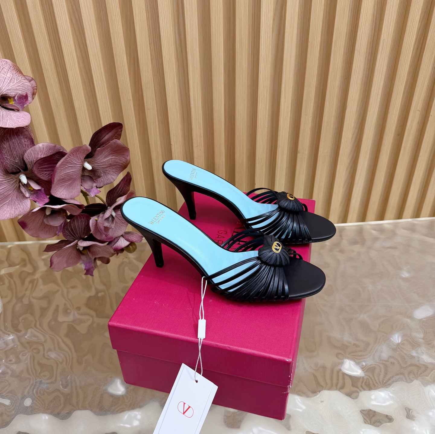 NO:576991,Catwalk style [top version] Valentino high-heeled love strap sandals, beautiful texture, very easy to match, can be worn in any season ————————————— (all genuine leather) Valentino’s series interprets new fashion charm. It continues the ultra-high heel design and is favored by well-known overseas bloggers. Tens of millions of fan bloggers love it, and it sells well at home and abroad. It is out of stock in China, the top version. Candy color matching, every color is beautiful. Upper sheepskin, lining imported sheepskin  Genuine leather outsole, 8cm heel height, full original packaging, sizes 35 to 43 (35, 40, 41, 42, 43 non-refundable), high heels and slippers, valentino, valentino, sandals, high heels, slippers, sheepskin, Leather soles19860909走秀款【顶级版本】 Valentino 高跟爱心带子凉鞋 绝美的质感 非常好搭配,任何季节可穿 ———————————（全真皮） 华伦天奴此系列演绎全新时尚魅力 延续超高跟设计,深得海外知名博主青睐 千万粉丝博主倾情演绎,畅销海内外 国内已经断货,顶级版本 糖果色配色,每个颜色都是绝美 鞋面羊皮 内里进口羊皮 鞋底真皮大底 跟高8cm 包装全套原版包装 码数35一43码（35、40、41、42、43退不换）,高跟鞋拖鞋,valentino,valentino,sandals,high heels,slippers,sheepskin,Leather soles,Women's Shoes