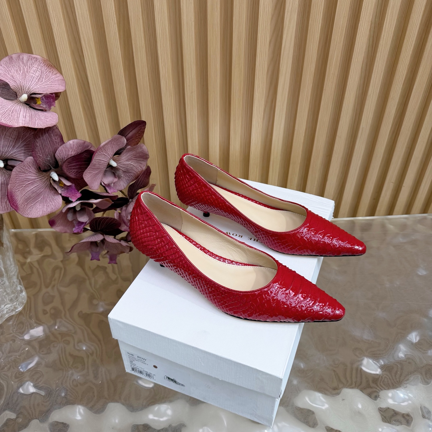 NO:577062,High-quality niche trendy brand The row25 spring and summer French retro simple style hollow high-heeled shoes —————————— Queen of retro temperament The entire shoe shape is simple and elegant, very clean and easy to match!  It can also be easily used for daily wear, dates and parties, etc.!  Wearing it makes your feet look slimmer and visually lengthens your legs!  Anyone who sees this texture will shout YYDS! It exudes a sense of nobility from the inside out ~ full of luster!  Plus it’s comfortable and durable!  It is light and comfortable to wear, and your feet are not tired at all when walking!  It can be used for daily commuting, shopping, etc.!  The upper is made of imported knife-cut cowhide, the lining is sheepskin, and the injection molded leather outsole is imported from Italy. The heel height is 4cm/8cm. Size: 35-40 (40 and 41 are custom-made and cannot be returned or exchanged). Comes with original packaging, high heels, single shoes, high heels, cowhide, sheepskin, Leather soles.19860909高品质小众潮牌The row25春夏法式复古简易风 中空高跟单鞋 ———————————— 复古气质女王 整个鞋型简约大气,很干净利落又好搭配！日常穿搭、约会聚会等也能轻松驾驭！ 穿上很显脚瘦,又在视觉上拉腿长！这质感,任谁看了都高呼YYDS!由内到外散发着贵气感~光泽感拉满！而且舒适又耐穿！穿着轻便舒服,走路完全不累脚！日常通勤、逛街等统统都能hold得住！ 鞋面采用进口刀割纹牛皮 内里垫脚羊皮 意大利进口注塑真皮大底 跟高4cm/8cm 码数: 35-40（40、41定做不退换） 配原版包装,高跟鞋单鞋,high heels,cowhide,sheepskin,Leather soles,Women's Shoes