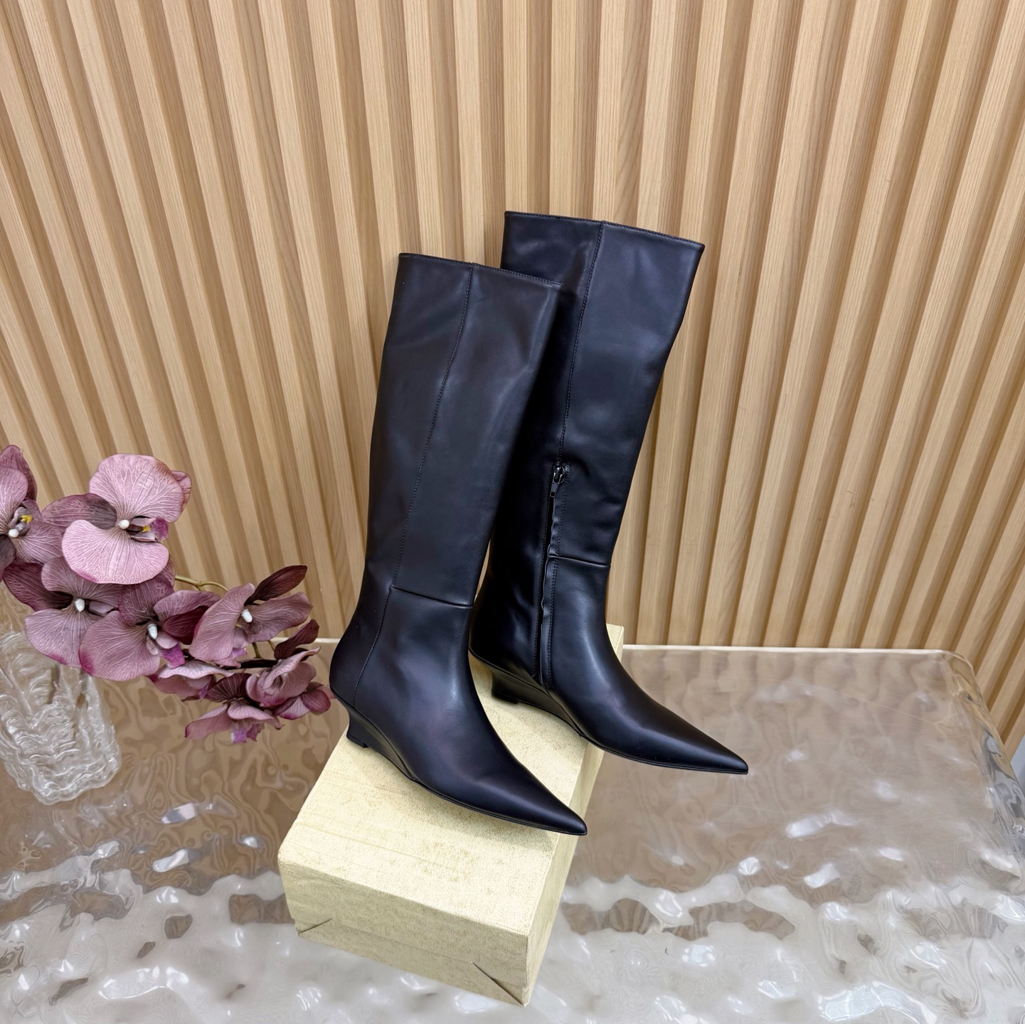 NO:576985,High-quality niche trendy brand The row25 spring and summer French retro simple style boots and shoes —————————— Queen of retro temperament The entire shoe shape is simple and elegant, very clean and easy to match!  It can also be easily used for daily wear, dates and parties, etc.!  Wearing it makes your feet look slimmer and visually lengthens your legs!  Anyone who sees this texture will shout YYDS! It exudes a sense of nobility from the inside out ~ full of luster!  Plus it’s comfortable and durable!  It is light and comfortable to wear, and your feet are not tired at all when walking!  It can be used for daily commuting, shopping, etc.!  The upper is made of imported cowhide/sheep leather, the lining is sheepskin, and the Italian imported injection molded leather outsole is code number: 35-40 (40 and 41 are custom-made and cannot be returned or exchanged). Comes with original packaging, boots, cowhide, sheepskin, sheep, Leather soles.19860909高品质小众潮牌The row25春夏法式复古简易风 长靴 单鞋 ———————————— 复古气质女王 整个鞋型简约大气,很干净利落又好搭配！日常穿搭、约会聚会等也能轻松驾驭！ 穿上很显脚瘦,又在视觉上拉腿长！这质感,任谁看了都高呼YYDS!由内到外散发着贵气感~光泽感拉满！而且舒适又耐穿！穿着轻便舒服,走路完全不累脚！日常通勤、逛街等统统都能hold得住！ 鞋面采用进口牛皮/羊京 内里垫脚羊皮 意大利进口注塑真皮大底 码数: 35-40（40、41定做不退换） 配原版包装,靴子,boots,cowhide,sheepskin,sheep,Leather soles,Women's Shoes