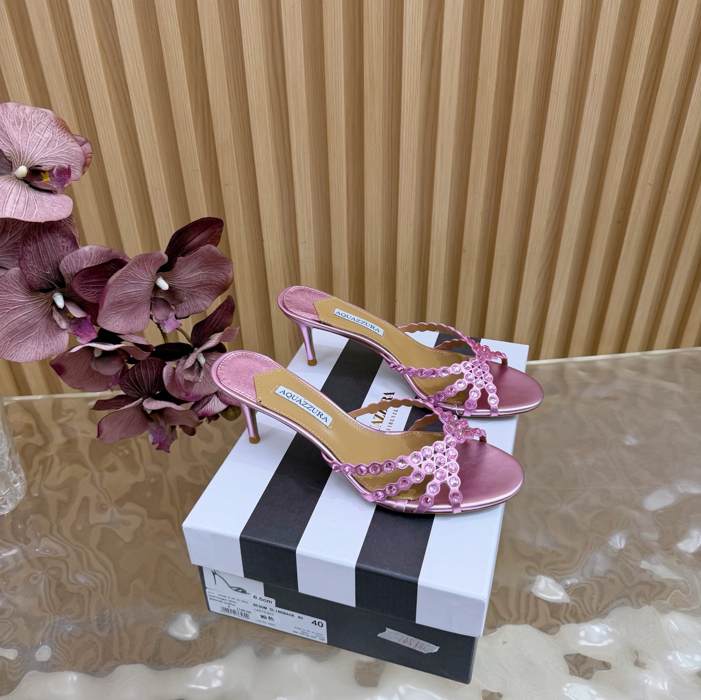 NO:576979,[Aquazzura] The new top version of pineapple women's fantasy high-heeled sandals with original 1:1 molded heels. The high heels shine brightly. ———————————— Imported sheepskin is matched with the original molded heels, simple and elegant. It makes the shoes more feminine. The design suitable for parties is suitable for various skirts, dresses, evening dresses, and nightclubs. The 9.5cm heel height is matched with Swarovski rhinestones. It looks noble in any occasion and can be matched at will. It is a must-have for all seasons _______________________ *  Complete package. * Upper cowhide * Lining sheepskin * Sole Italian leather outsole * Heel height 7cm * Size 36–42 (35, 41, 42 custom-made, non-returnable), high heels and slippers, swarovski, sandals, high heels, slippers, skirts, cowhide, sheepskin, Leather soles19860909【Aquazzura】 新款顶级版本菠萝女士幻彩 高跟凉鞋原版1比1开模鞋跟 高跟闪耀光芒 —————————————— 进口羊皮搭配原版开模鞋跟,简单大方 .使鞋子更有女人味,适合派对的设计适用各种套裙,于连衣裙晚礼服,夜场各种款式,9.5cm跟高搭配施华洛世奇水钻.任何场合都显高贵气质,可以随意搭配,四季必备 _____________________________ * 全套包装. * 鞋面 牛皮 * 衬里 羊皮 * 鞋底 意大利真皮大底 * 跟高 7cm * 码数 36–42（35、41、42订做不退换）,高跟鞋拖鞋,swarovski,sandals,high heels,slippers,skirts,cowhide,sheepskin,Leather soles,Women's Shoes