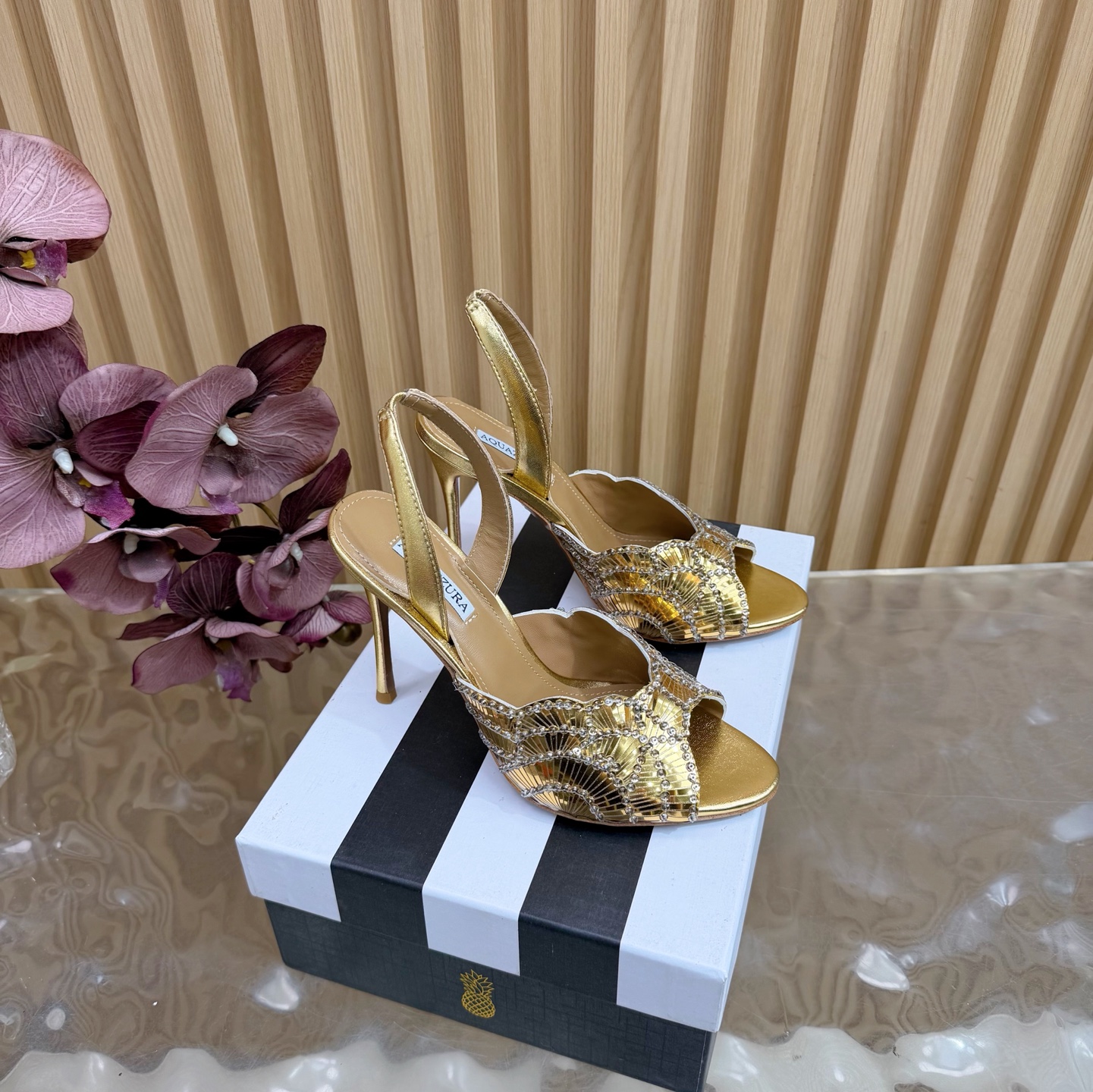 NO:576974,AQUAZZURA big pineapple sequin decorated laser high heels ———————————— The latest spring and summer butterfly decorated thick heel sandals are super classy on the feet. They are both simple and fashionable. They are so flashy and beautiful. They are beautiful to new heights!  Cross design, full of fashion sense. Simple version and strap design. Big bloggers from all over the world are wearing it. ZP develops and customizes the correct fabric. With super flashy new upgraded sequin decoration. Height 10.5cm. Material imported sheepskin. Sole imported genuine leather outsole. Butterfly original one to one customization. Number of yards 36-39 (35.40.41.42 can be customized). Full set of original packaging, high heels and slippers, sandals, high heels.  heels,slippers,sheepskin,leather soles19860909AQUAZZURA大菠萝亮片装饰激光高跟鞋 ————————————— 春夏最新款蝴蝶装饰粗跟凉鞋 上脚超级有气质· 既简洁又时髦 太闪太美啦 美出出新高度！ 交叉设计,时尚感满满 简约版型,绑带设计 各路大博主都纷纷上脚 ZP开发、订制正确面料 搭配超闪全新升级亮片装饰 高度10.5cm 材料进口羊皮 鞋底进口真皮大底 蝴蝶原版一比一定制 码数36-39（35.40.41.42可定做） 包装全套原版包装,高跟鞋拖鞋,sandals,high heels,slippers,sheepskin,Leather soles,Women's Shoes