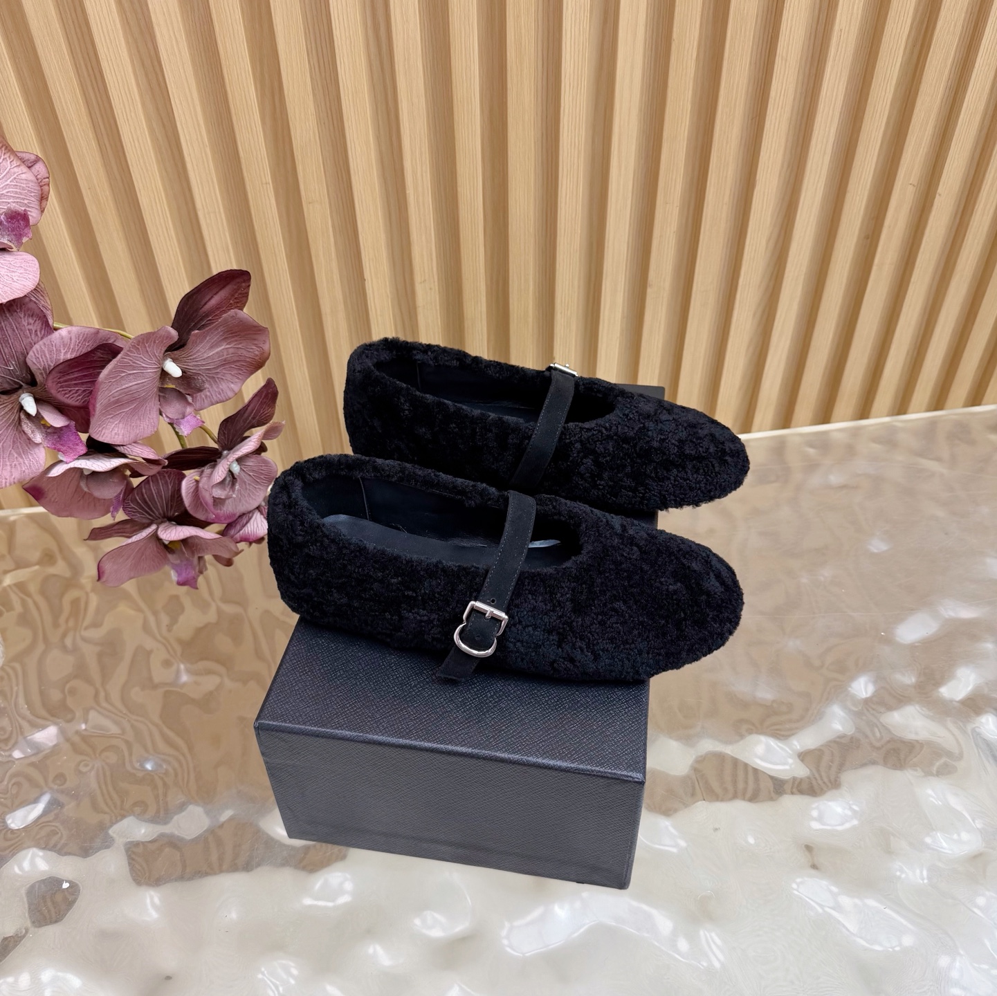 NO:576968,25Fw Autumn and Winter New Style ALAIA Lamb Wool French Ballet Shoes Wool-Faced Mary Jane Flat Shoes Old Money Style Ballet flats that originally had a more feminine and romantic feel are made of suede uppers. The traditional ballet style has more possibilities and can be better combined with contemporary fashion.  There is more than one style of ballet elements that are full of femininity. The combination of strength and softness, elegance and power, is the best way to open ballet shoes. Every detail shows French sophistication. The perfect combination of cuteness and slim legs allows you to enjoy the warmth and charm in the cold winter. The surface is made of soft and delicate suede, which feels as warm as the warm sun in winter. The lambswool lining is not only soft to the touch, but also fills the winter atmosphere.  Every step is like stepping on clouds. Wool upper, sheepskin lining, original molded rubber outsole, size 35-39 (40.41.42 custom-made, non-refundable), woolen shoes, alaia, mary jane, flats, sheepskin, chamois leather1986090925Fw秋冬新款 ALAIA阿莱亚 羊羔毛法式芭蕾舞鞋羊毛面玛丽珍平底单鞋老钱风 原本更具有柔美浪漫气息的芭蕾平底鞋采用麂皮绒鞋面,传统的芭蕾风格具有了更多施展的可能性,也更能与当代时尚结合. 女性气质十足的芭蕾元素可不只一种风格,刚柔并济,既优雅又有力量,才是芭蕾舞鞋最好的打开方式.每一处细节都彰显着法式精致. 将可爱与显腿细完美融合 让你在寒冷的冬日 既能享受温暖 又能散发迷人魅力 面采用柔软细腻的麂皮绒 触感如同冬日里的暖阳般温暖 羊羔毛内里 不仅触感柔软 更将冬日氛围拉满 每一步都像是踩在云朵上 鞋面羊毛 内里垫脚羊皮 鞋底原版开模橡胶大底 码数35-39（40.41.42定做不退换）,毛毛鞋,alaia,mary jane,flats,sheepskin,chamois leather,Women's Shoes