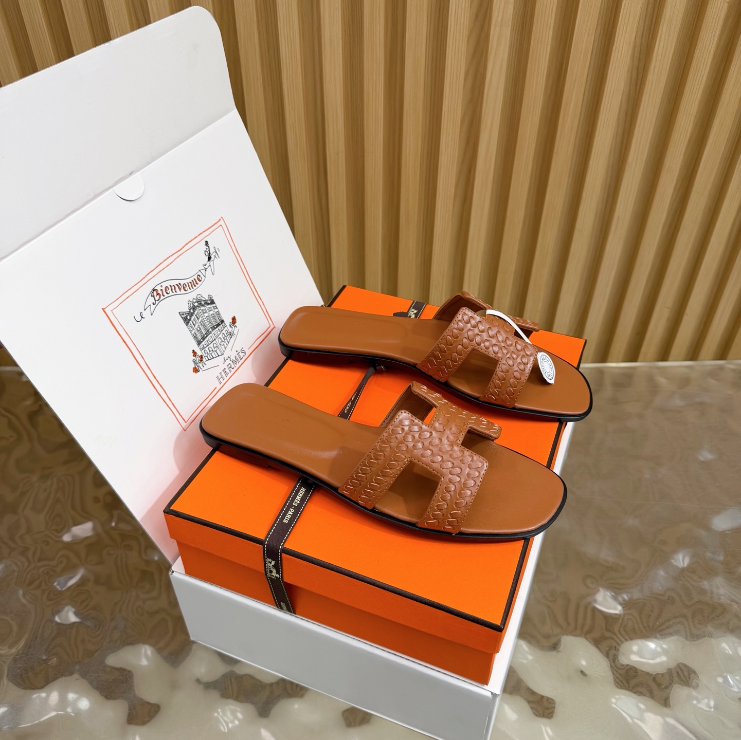 NO:576964,Top quality # Hermes Oran sandals woven suede series 2025H home latest version Classic H woven suede H upper sandals Braided suede goatskin sandals, classic 'H' shaped upper create a fashionable look, a good companion for summer. Fashionable and versatile, paired with H upper, super comfortable, every detail is done to the extreme. The design is simple and smooth, creating a fashionable and soft evening look. The upper is custom-made cowhide weaving  Sheepskin lining, Italian grade A genuine leather outsole, size 35-39 (40.41.42 custom-made, non-refundable), slippers, hermes, hermes, sandals, slippers, cowhide, sheepskin, chamois leather, Leather soles19860909顶级品质# Hermes 爱马仕 Oran凉鞋编织麂皮系列 2025H家最新版面 经典H编织绒面H鞋面凉拖鞋 编织麂皮山羊皮凉鞋,经典“H”型鞋面 打造时尚造型,可谓夏日良伴. 时尚又百搭 搭配H鞋面 超级舒服 每个细节都做到极致.设计简约流畅,打造时尚柔美的晚装造型. 鞋面定制牛皮编织 内里垫脚羊皮 鞋底意大利A级真皮大底 码数35-39（40.41.42定做不退换）,拖鞋,hermes,hermes,sandals,slippers,cowhide,sheepskin,chamois leather,Leather soles,Women's Shoes