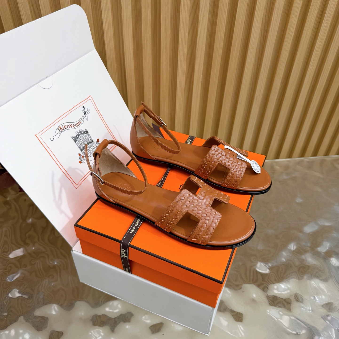 NO:576960,Top quality # Hermes Oran sandals woven suede series 2025H home latest version Classic H woven suede H upper sandals Braided suede goatskin sandals, classic 'H' shaped upper create a fashionable look, a good companion for summer. Fashionable and versatile, paired with H upper, super comfortable, every detail is done to the extreme. The design is simple and smooth, creating a fashionable and soft evening look. The upper is custom-made cowhide weaving  Sheepskin lining, Italian grade A genuine leather outsole, size 35-39 (40.41.42 custom-made, non-refundable), sandals, hermes, hermes, sandals, slippers, cowhide, sheepskin, chamois leather, Leather soles19860909顶级品质# Hermes 爱马仕 Oran凉鞋编织麂皮系列 2025H家最新版面 经典H编织绒面H鞋面凉拖鞋 编织麂皮山羊皮凉鞋,经典“H”型鞋面 打造时尚造型,可谓夏日良伴. 时尚又百搭 搭配H鞋面 超级舒服 每个细节都做到极致.设计简约流畅,打造时尚柔美的晚装造型. 鞋面定制牛皮编织 内里垫脚羊皮 鞋底意大利A级真皮大底 码数35-39（40.41.42定做不退换）,凉鞋,hermes,hermes,sandals,slippers,cowhide,sheepskin,chamois leather,Leather soles,Women's Shoes