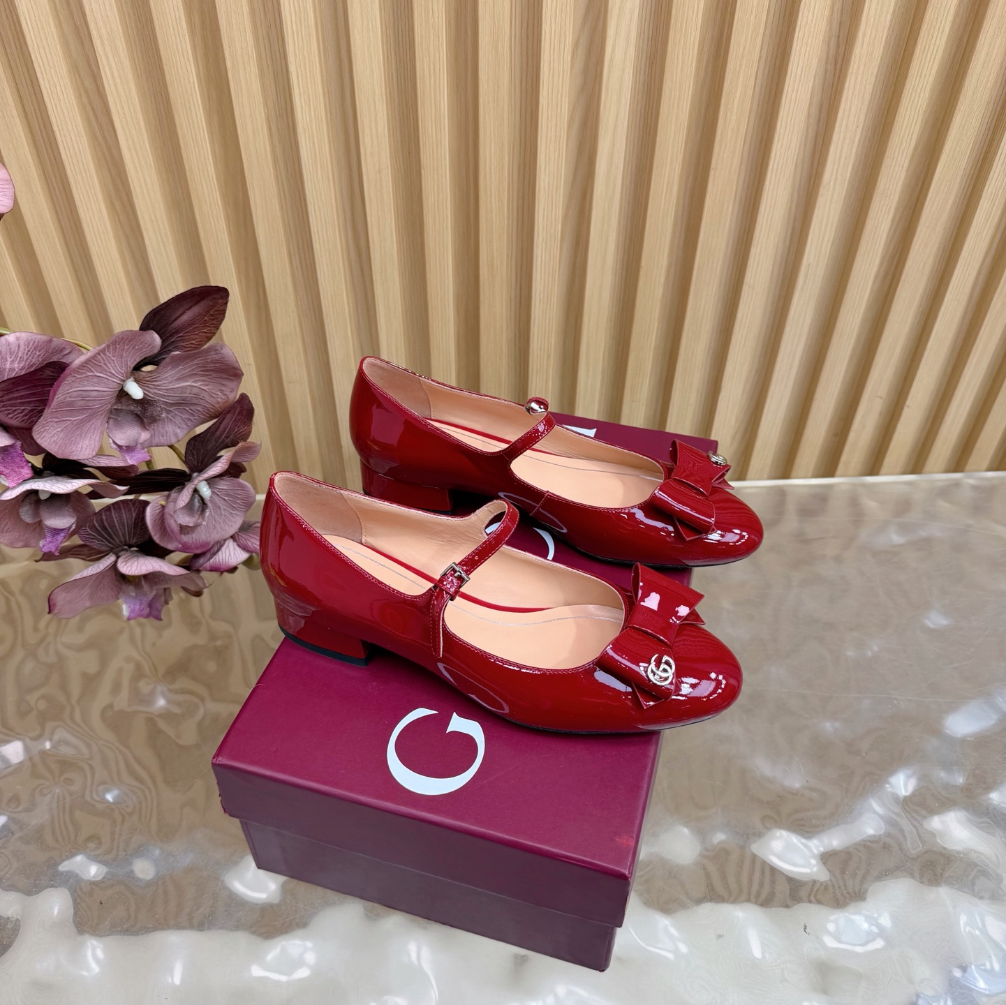 NO:577054,2025 Early Spring GUCCI Low-heeled Mary Jane Elegant Bow Shoes ———————————— As an outstanding representative of Gucci’s design heritage, the Jordaan series horsebit loafers vividly highlight the classic elegance. This shoe is made of the brand’s iconic monogram canvas, making it a timeless classic. The material of this shoe is soft, and the silhouette is exquisite and smooth, highlighting the daily elegance. Patent leather upper, high-grade lambskin lining/foot pad, and top Italian genuine leather sole.  Matching code 35-41 (40.41.42 customized, non-refundable), mary jane, gucci, loafers, mary jane, sheepskin198609092025早春GUCCI 低跟玛丽珍优雅蝴蝶结单鞋 ———————————— 作为Gucci设计传承的杰出代表,Jordaan系列饰马衔扣乐福鞋生动彰显经典优雅格调.这款鞋履采用品牌标志性字母图案帆布,成就隽永经典.这款鞋履材质柔软,廓形精致流畅,彰显日常优雅风范 鞋面漆皮 内里/垫脚高档小羊皮 鞋底意大利顶级真皮底 配码35-41（40.41.42定做不退换）,玛丽珍,gucci,loafers,mary jane,sheepskin,Women's Shoes