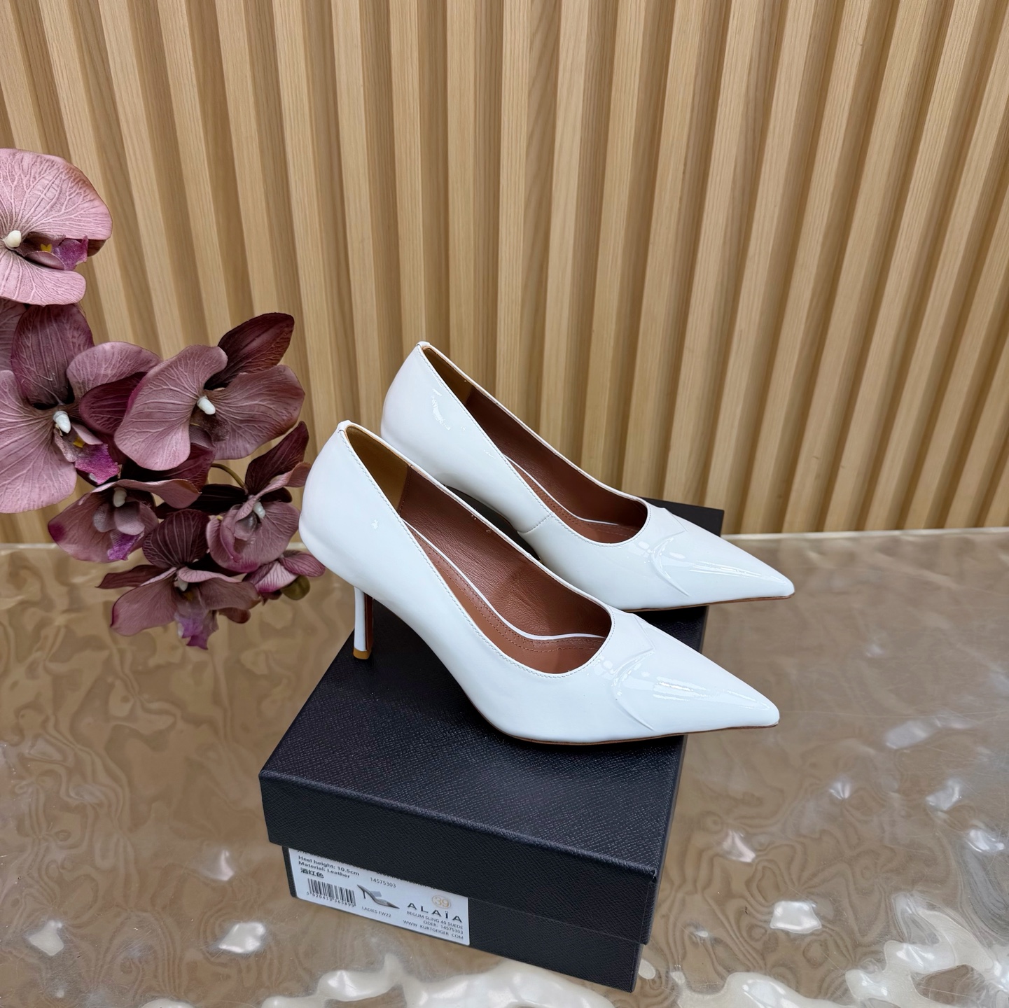 NO:577049,Top version ALAIA Minimalist style fashionable pointed toe high-heeled shoes/sandals, neat, capable and elegant ———————————— Fashionistas are looking for a pair of short boots that can combine comfort and style, and this pair is undoubtedly the best answer this season!  Paired with simple straight jeans, it is a casual American style. Combined with a knitted dress, it is a gentle and elegant French style, which can easily control various occasions and become the finishing touch of autumn and winter. Patent leather upper/silk, sheepskin lining, Italian genuine leather outsole, heel height 8.5cm, size 35-39 (40.41.42 custom-made, non-refundable), high-heeled shoes, alaia, sandals, boots, high  heels,skirts,jeans,sheepskin,real silk,Leather soles19860909顶级版本 ALAIA阿莱亚 极简风时髦精尖头高跟单鞋 /凉鞋 利落干练大方 ———————————— 时尚达人都在寻觅一双能兼顾舒适与风格的短靴 而这双无疑是这个季节的最佳答案！ 搭配简约的直筒牛仔裤 就是休闲的美式风格 与针织连衣裙组合 则是温柔优雅的法式风情 轻松驾驭各种场合 成为秋冬穿搭的点睛之笔. 鞋面漆皮/真丝 内里垫脚羊皮 鞋底意大利真皮大底 跟高8.5cm 码数35-39（40.41.42定做不退换）,高跟鞋单鞋,alaia,sandals,boots,high heels,skirts,jeans,sheepskin,real silk,Leather soles,Women's Shoes