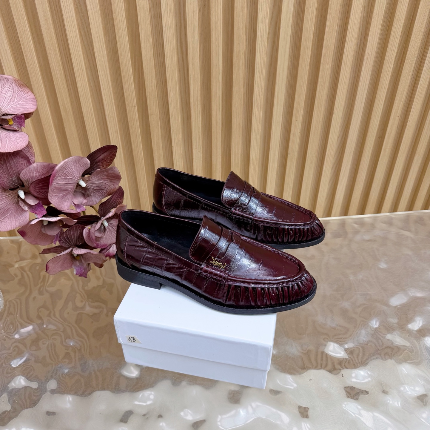 NO:577044,Men's shoes Saint Lauren* Saint Laurent 2025 YSL small logo pleated couple's loafers —————————— Top version The iconic small logo is the soul of this pair of shoes. It is presented on the shoe body in a low-key and delicate manner. Different from the big and flamboyant logo, it is quiet but eye-catching. It outlines YSL's unique fashion DNA with simple lines and inadvertently reveals the profound heritage of the brand. The classic almond-shaped design of the toe cleverly modifies the foot shape.  Visually elongate the foot line, highlighting elegance and delicacy. Every date and trip that the couple goes on together becomes a low-key and profound style souvenir due to the tacit blessing of this pair of shoes. The fabric is made of original customized leather, the inner foot pads are all sheepskin, and the genuine leather outsole imported from Italy, size men's 38-44 (customized 45/46/47), loafers, saint laurent, saint laurent, saint  laurent,loafers,sheepskin,leather soles19860909男鞋 Saint Lauren*圣罗兰2025YSL小logo 褶皱情侣款乐福鞋 —————————————顶级版本 标志性的小logo是这双鞋的灵魂所在 以低调而精致的姿态呈现于鞋身之上. 不同于张扬的大标识 它安静却醒目 用简洁线条勾勒出YSL独有的时尚DNA 在不经意间透露出品牌的深厚底蕴 鞋头的经典杏仁形设计 巧妙修饰脚型 在视觉上拉长足部线条 彰显优雅与秀气 . 情侣共赴的每一场约会 每一次出行 都因这双鞋的默契加持 成为低调又深刻的风格纪念. 面料采用原版定制皮料 内里垫脚均为羊皮 意大利进口真皮大底 size男38-44（45/46/47定制）,乐福鞋,saint laurent,saint laurent,saint laurent,loafers,sheepskin,Leather soles,Women's Shoes